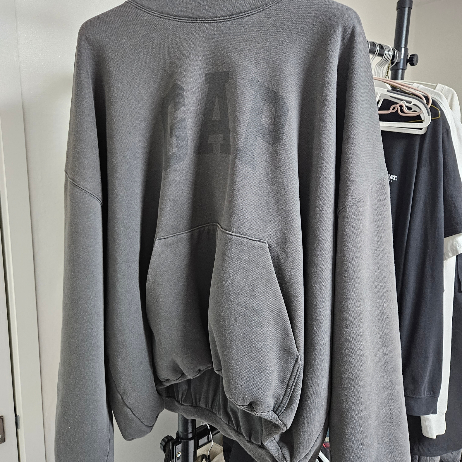Yeezy Gap Engineered By Balenciaga Dove Hoodie Black 착용 스타일 - 1