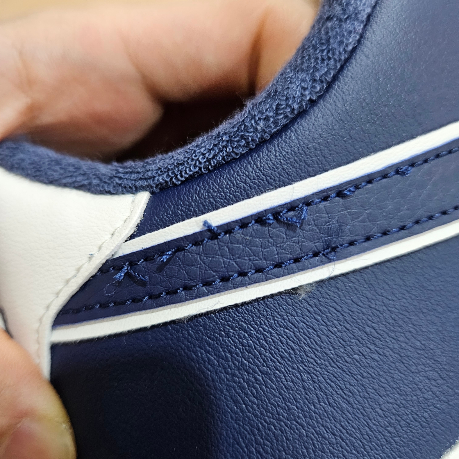 Nike Air Force 1 '07 LV8 Midnight Navy 착용 스타일 - 1