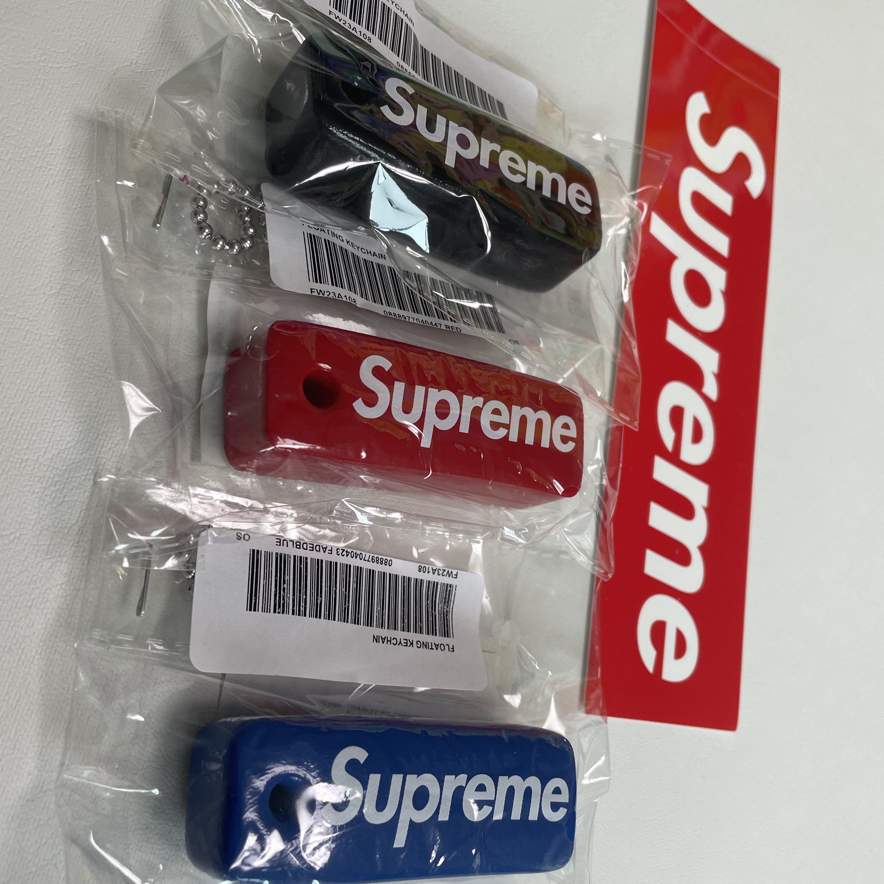 Supreme Floating Keychain Red - 23FW, Supreme Floating Keychain Black - 23FW 착용 스타일