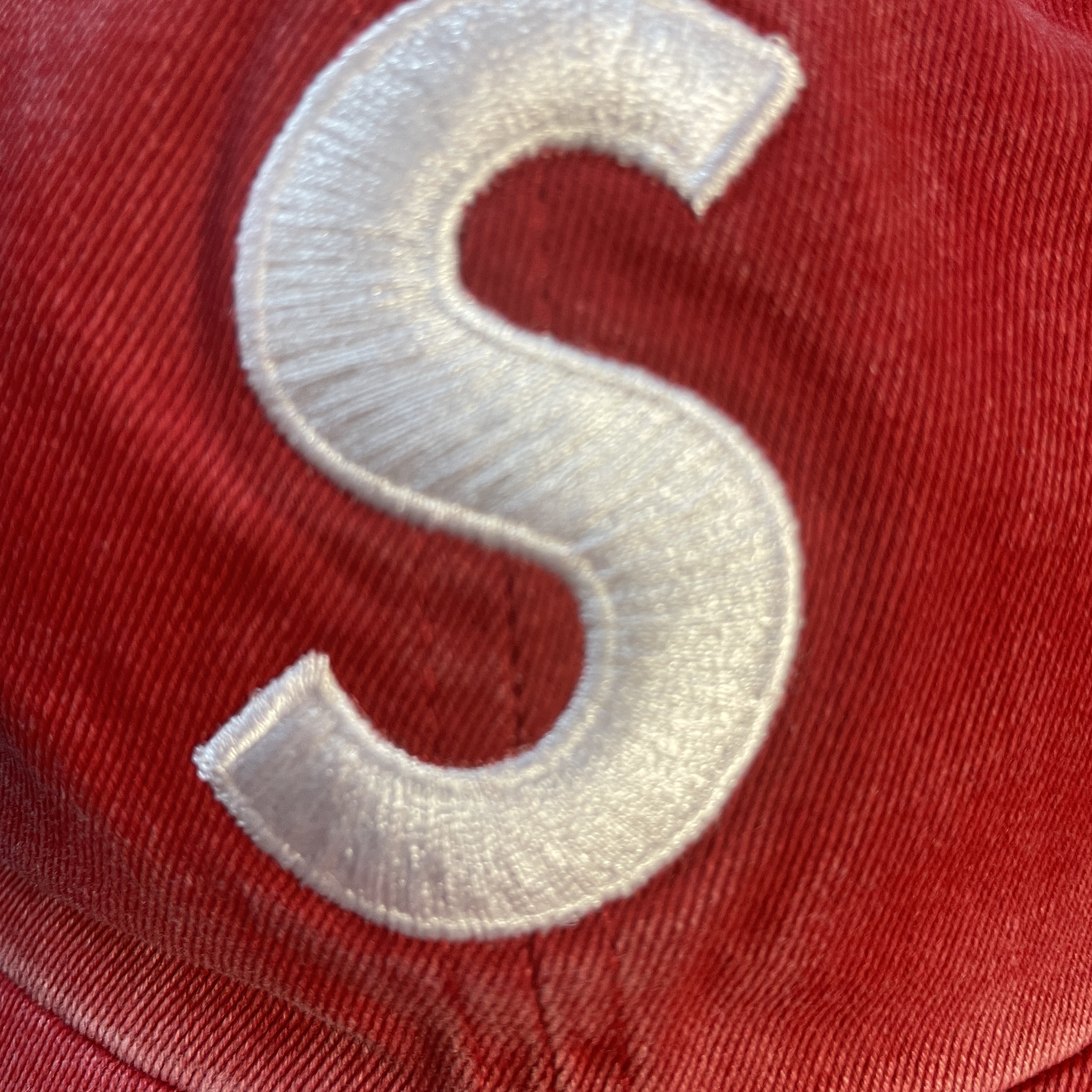 Supreme Pigment Print S Logo 6-Panel Red - 23FW 착용 스타일