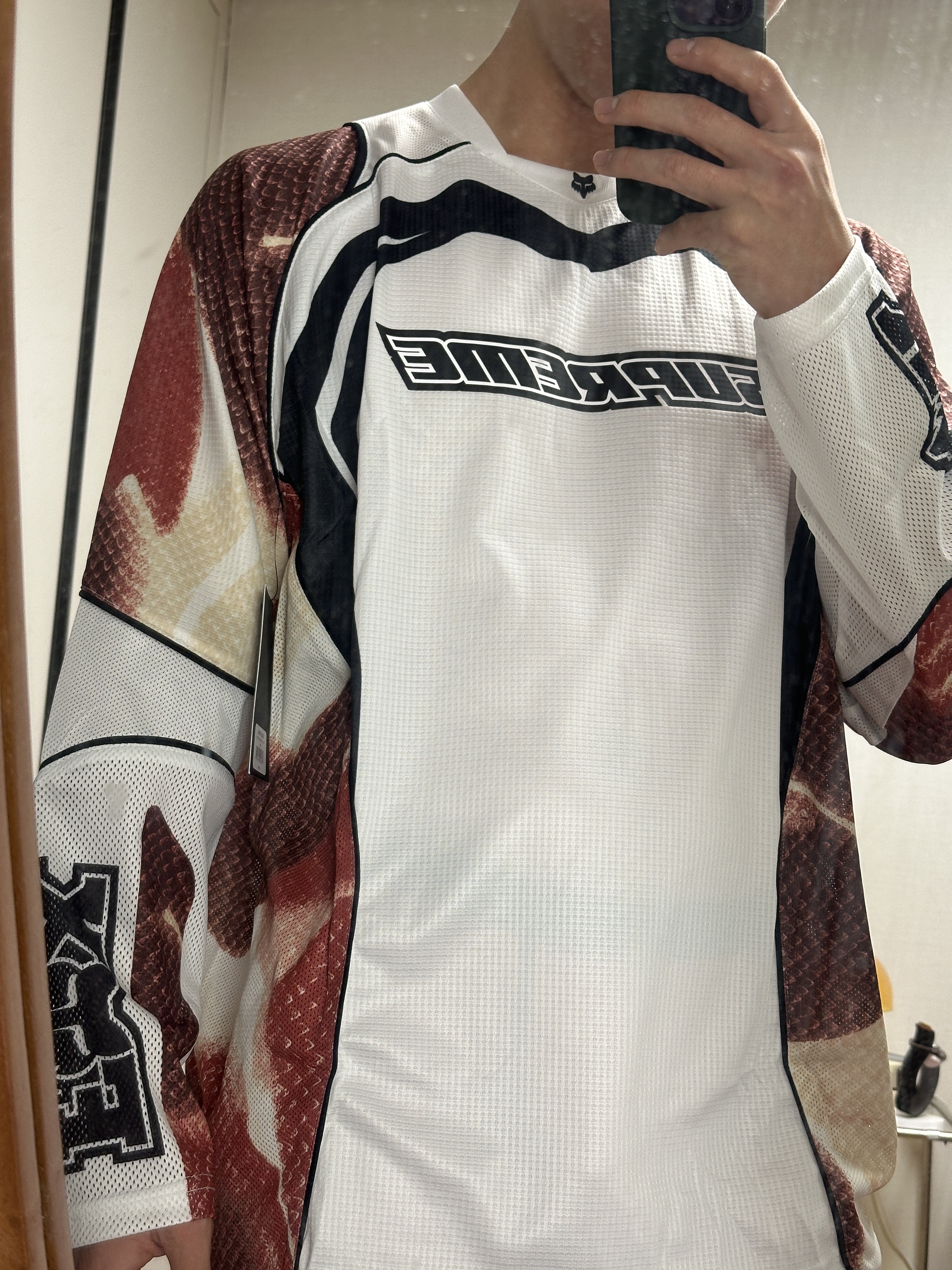 Supreme x Fox Racing Jersey White - 23FW, Supreme x Fox Racing Jersey Navy - 23FW 착용 스타일 - 1