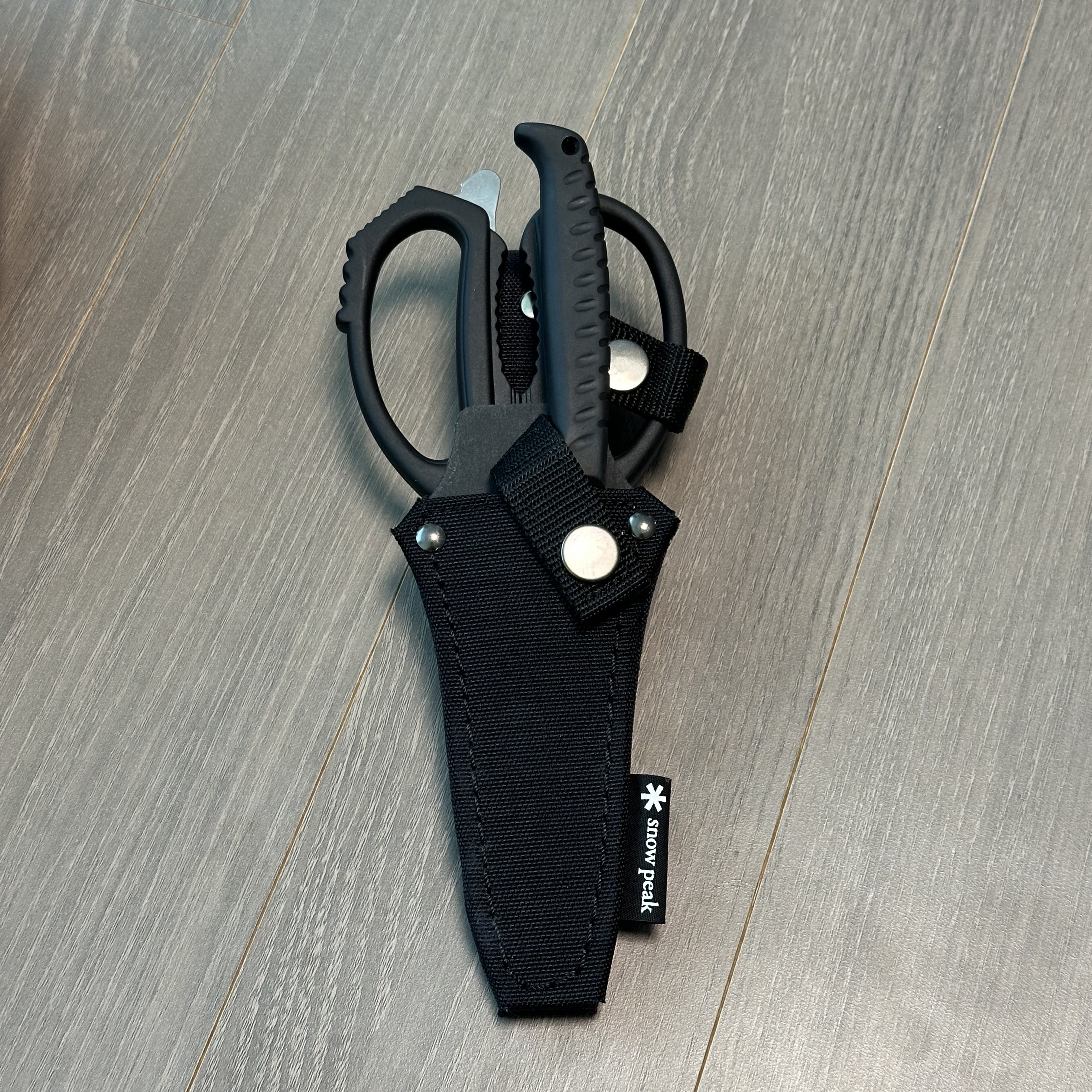 Snow Peak Kitchen Scissors Set 착용 스타일