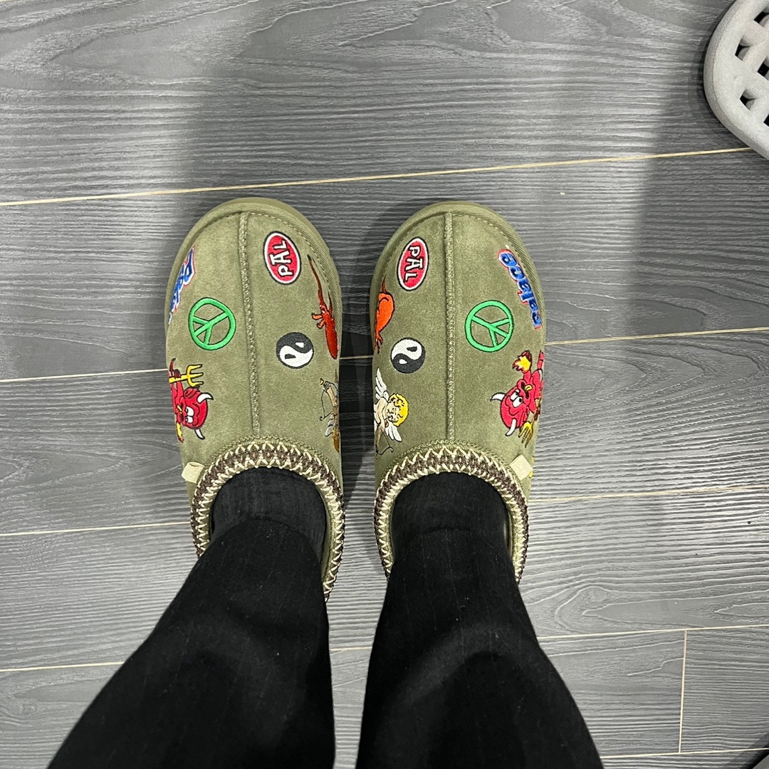 UGG x Palace Tasman Slipper Burnt Olive 착용 스타일