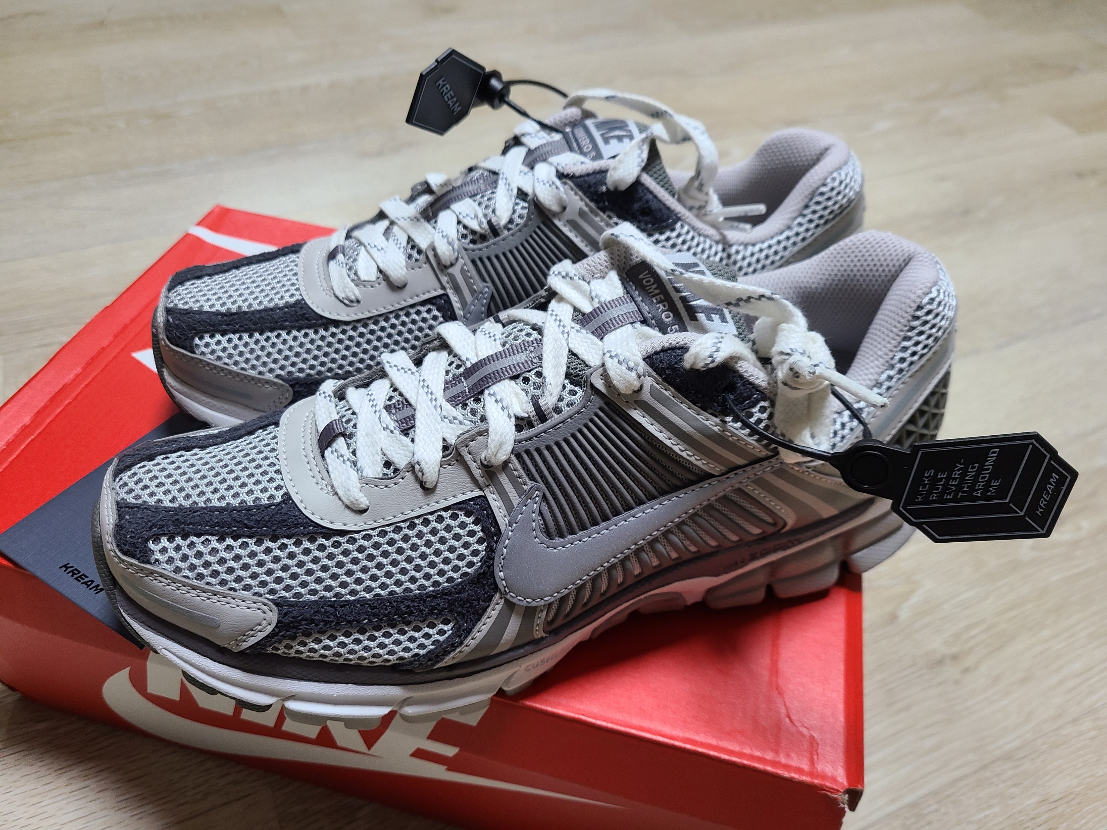 Nike Zoom Vomero 5 PRM Light Iron Ore and Flat Fewter 착용 스타일 - 3