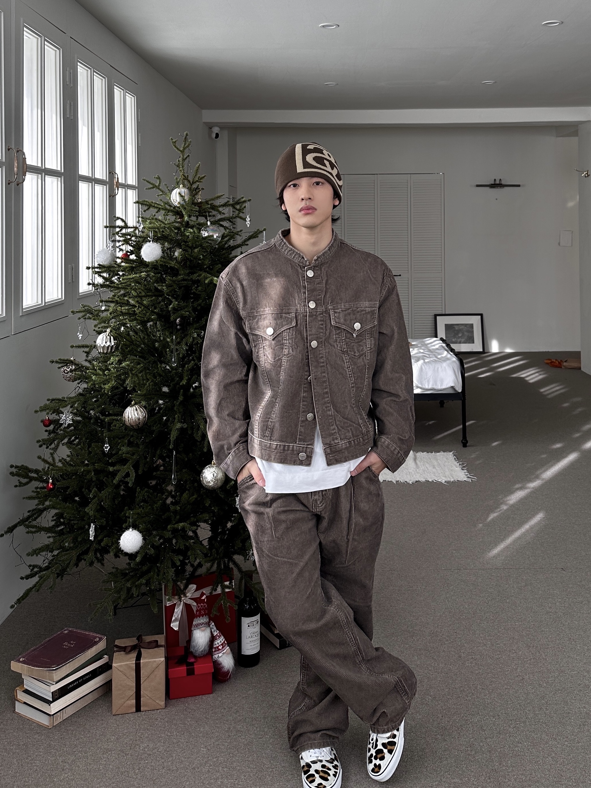 Stussy SS Link Skullcap Beanie Brown, Vans Era Leopard True White 착용 스타일 - 2