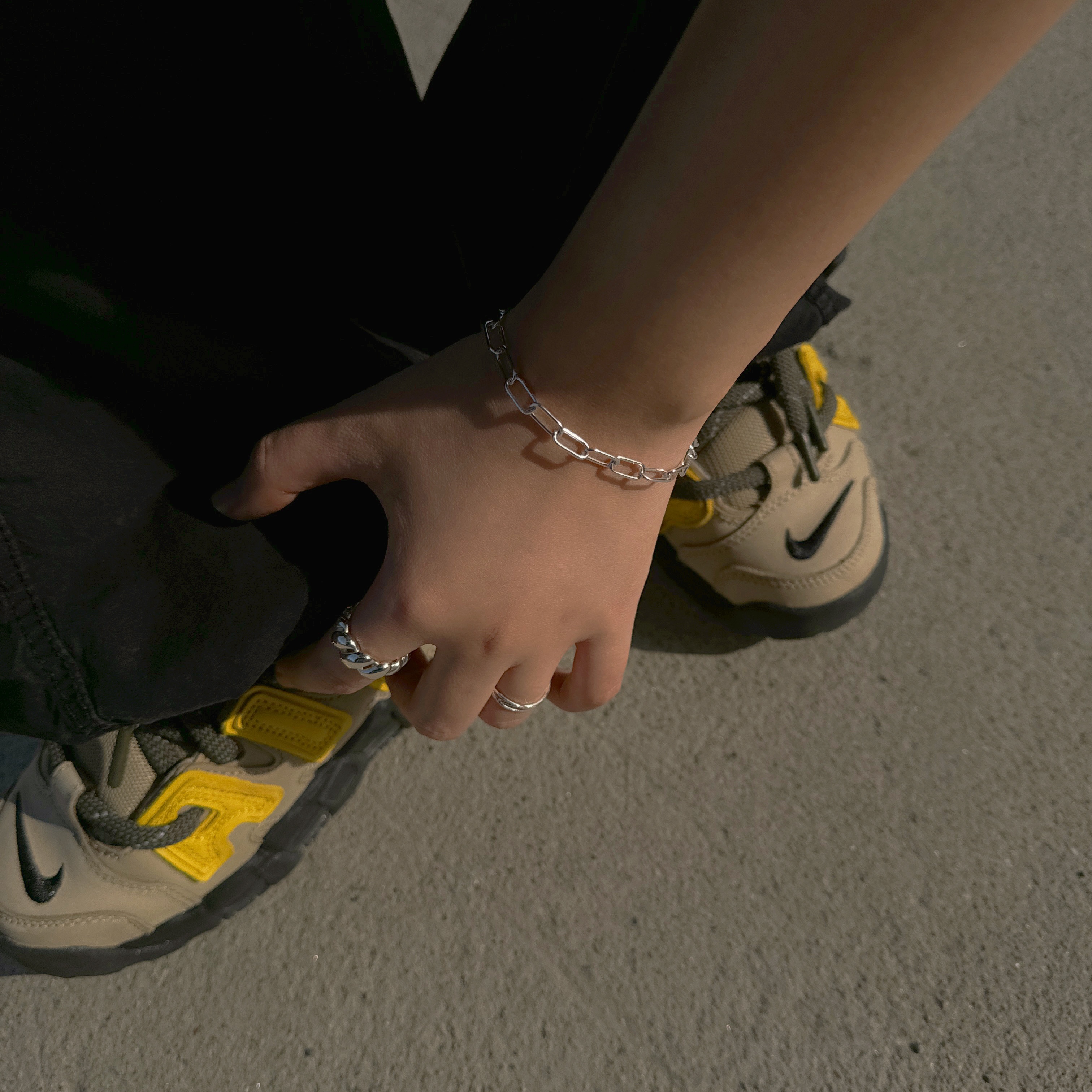 Nike x Ambush Air More Uptempo Low Vivid Sulfur and Limestone 착용 스타일 - 1