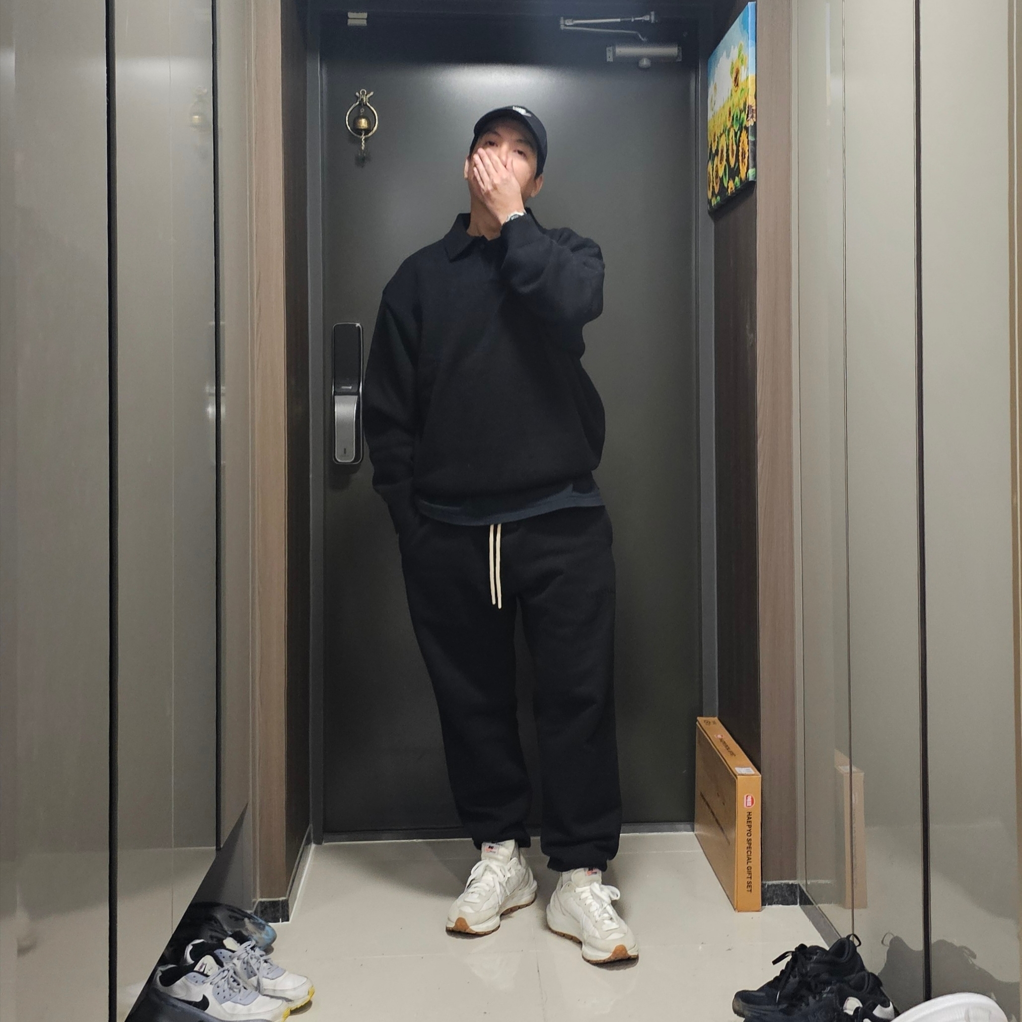 Essentials The Black Collection Knit Polo Black - 23SS, Essentials Sweatpants Jet Black - 23FW 착용 스타일 - 3