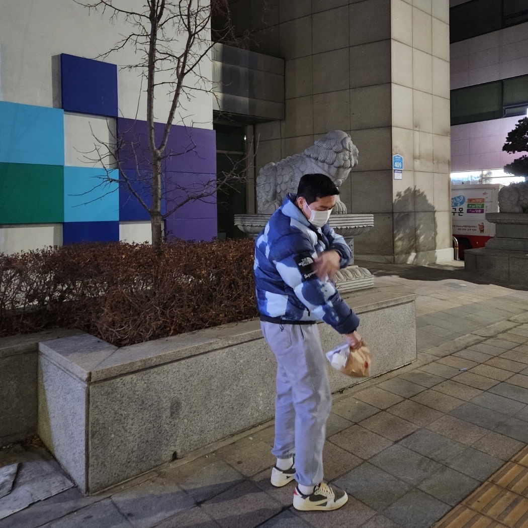 Supreme x The North Face Bleached Denim Print Nuptse Jacket Indigo - 21FW 착용 스타일