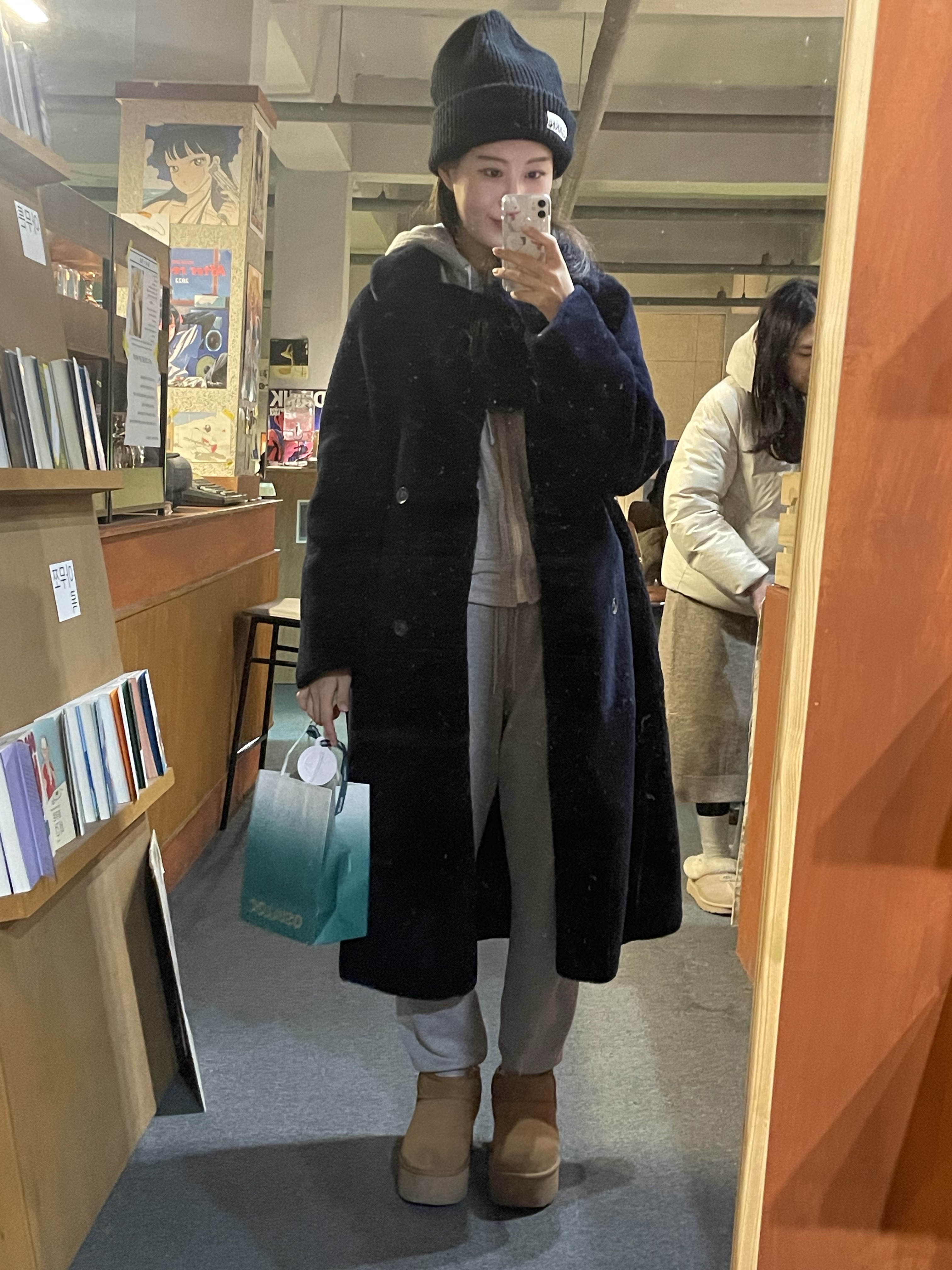 Ganni Wool Beanie Black, (W) UGG Classic Ultra Mini Platform Boots Chestnut 착용 스타일 - 1