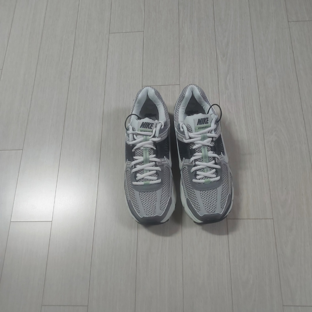(W) Nike Zoom Vomero 5 Cobblestone and Flat Pewter 착용 스타일