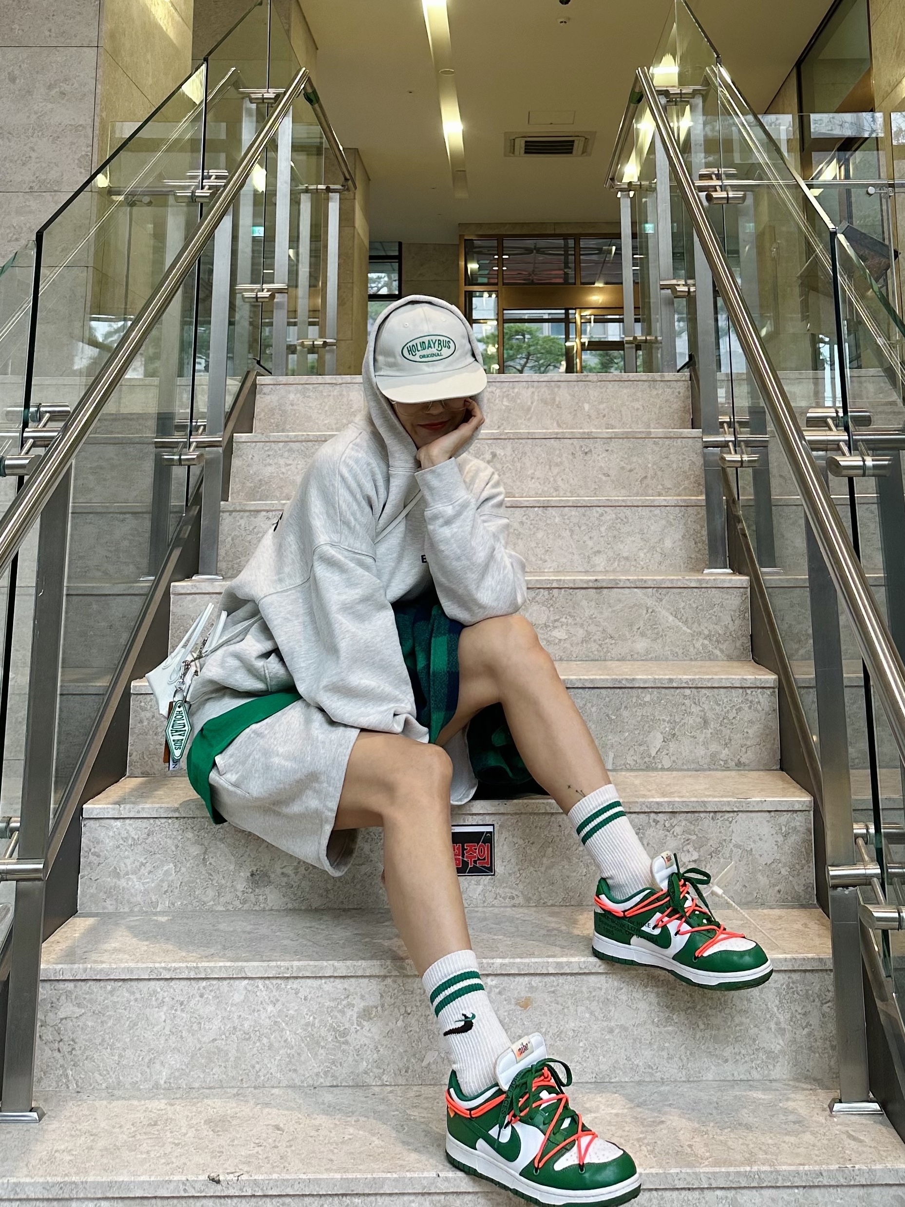 Nike x Off-White Dunk Low Pine Green, Essentials The Core Collection Hoodie Light Oatmeal 착용 스타일 - 3
