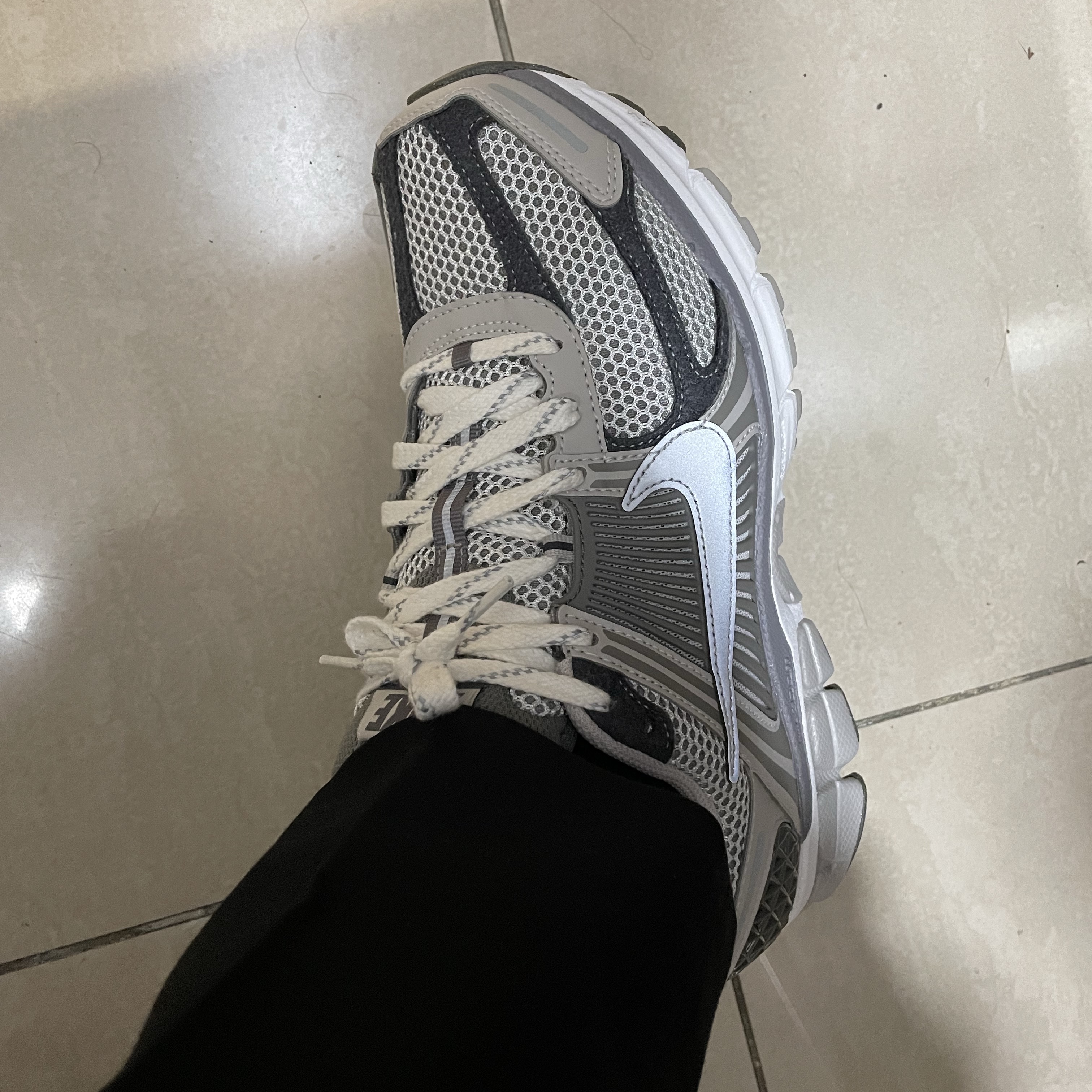 Nike Zoom Vomero 5 PRM Light Iron Ore and Flat Fewter 착용 스타일 - 2