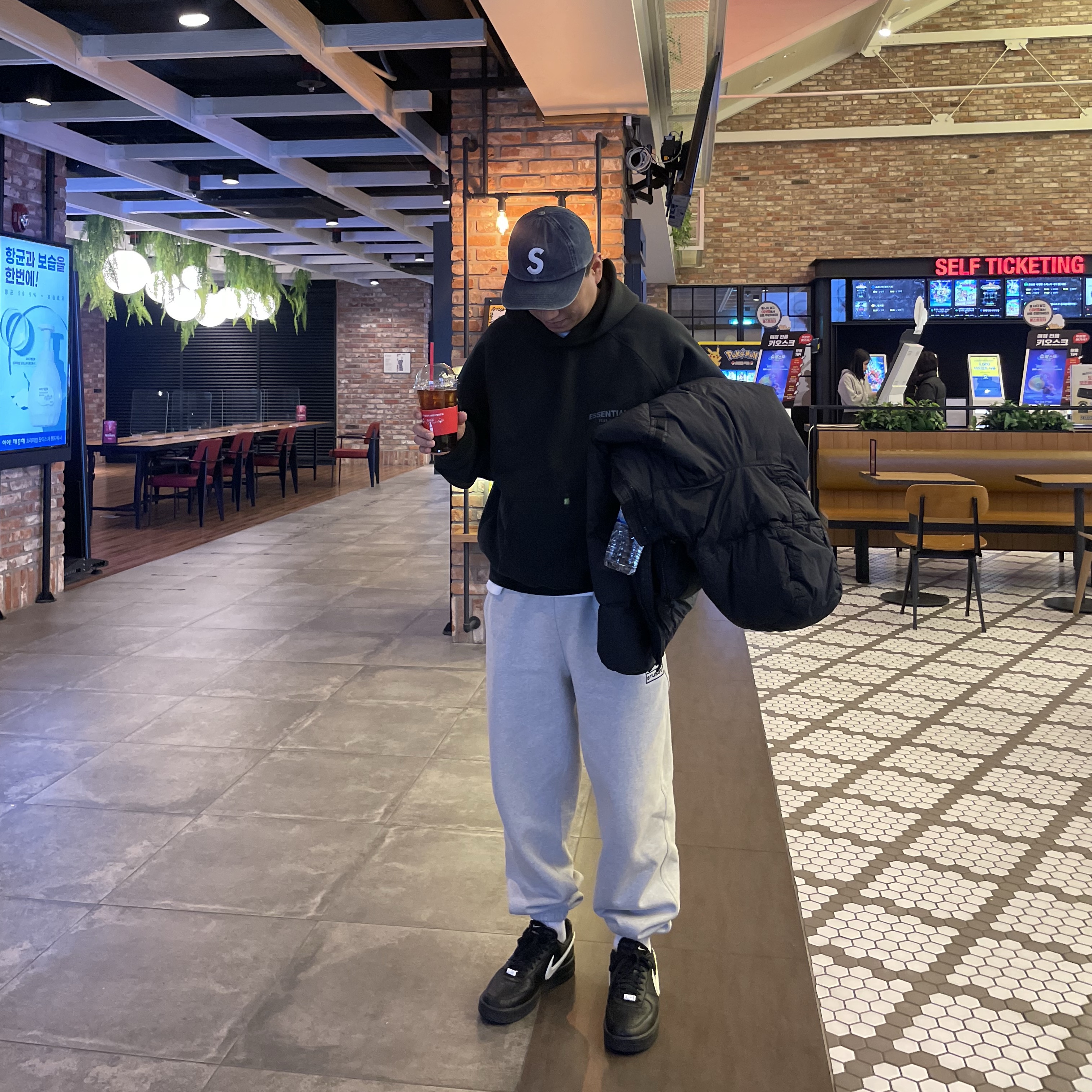 Nike x Stussy Fleece Pants Grey Heather (FN5231-050), Stone Island 40223 Garment Dyed Crinkle Reps Down Jacket Black - 22FW 착용 스타일 - 1