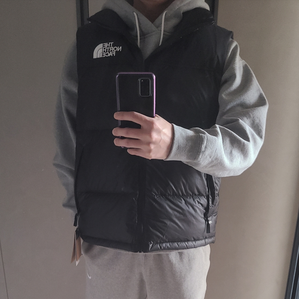 The North Face 1996 Retro Nuptse Vest Black, Nike NRG Solo Swoosh Fleece Pants Dark Grey Heather - Asia 착용 스타일