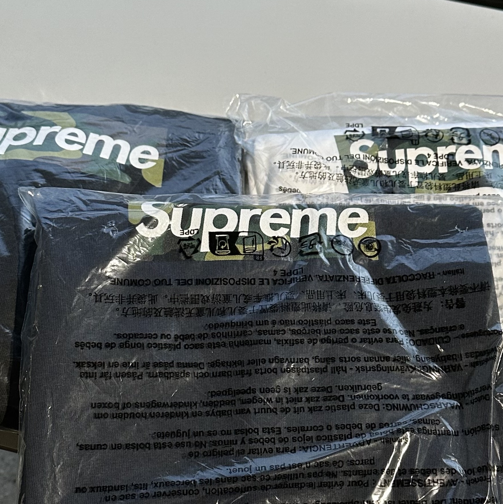 Supreme Box Logo T-Shirt Black - 23FW, Supreme Box Logo T-Shirt White - 23FW 착용 스타일 - 3