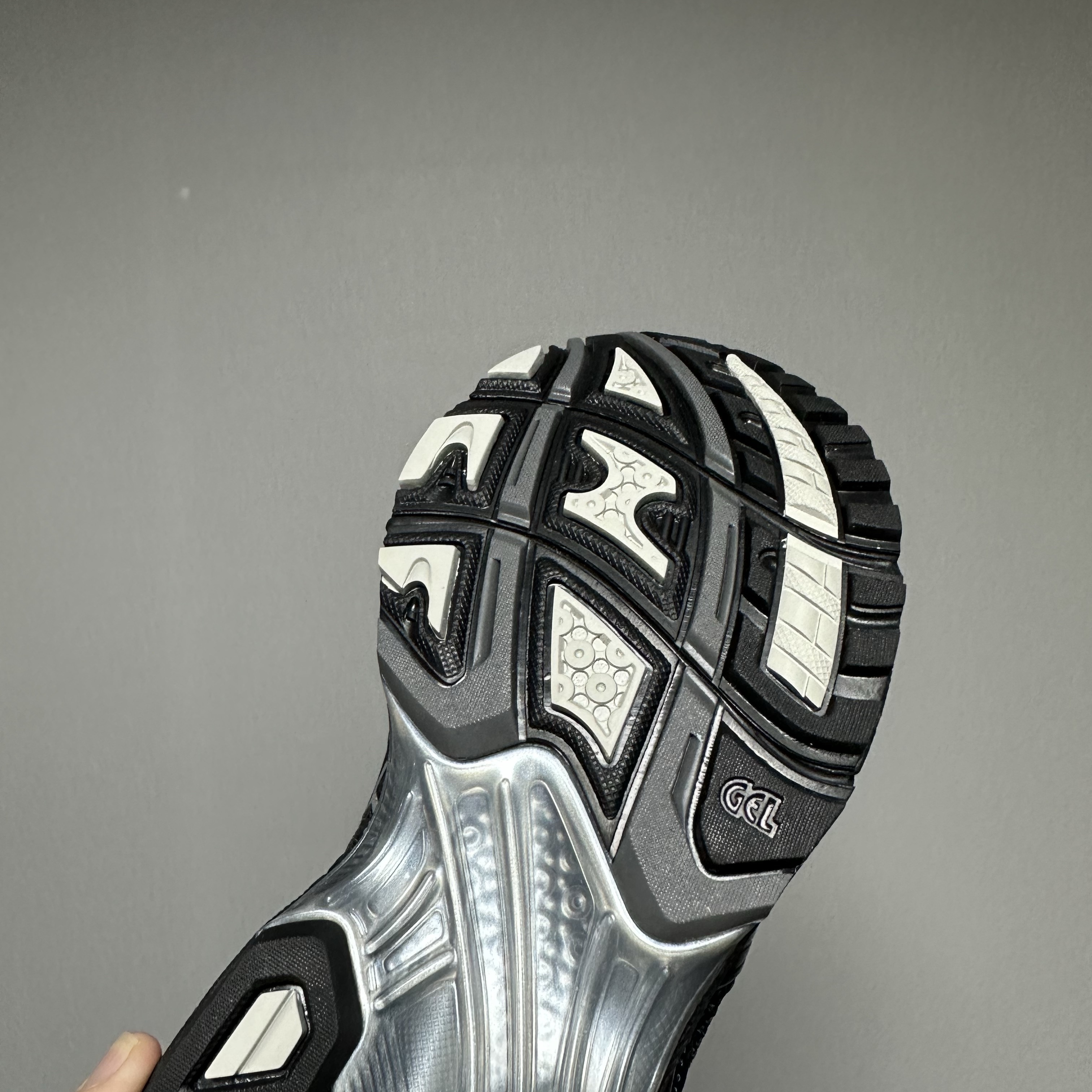 Asics x Atmos x Undermycar Gel-Kayano 14 Black Pure Silver 착용 스타일 - 5