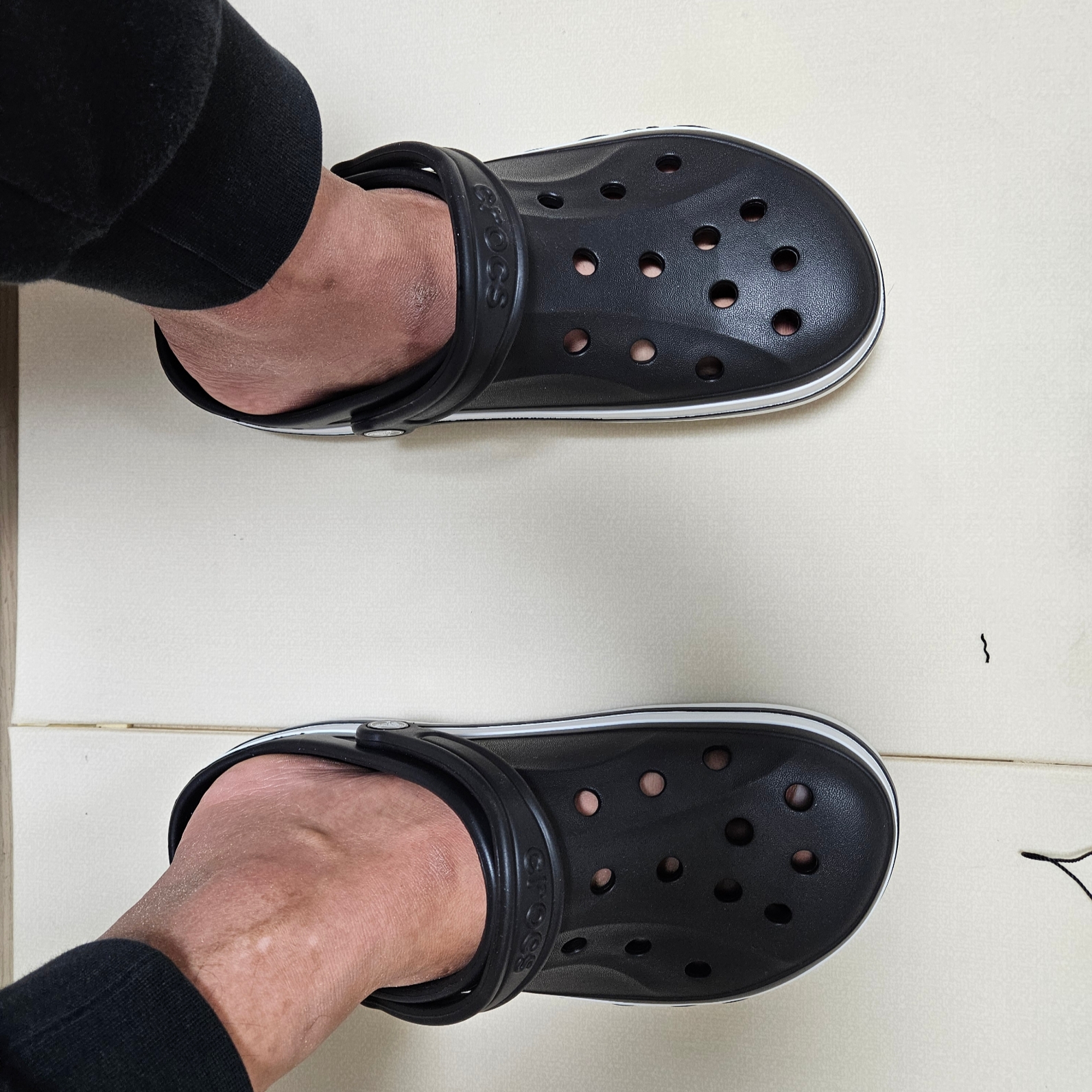 Crocs Bayaband Clog Black White 착용 스타일