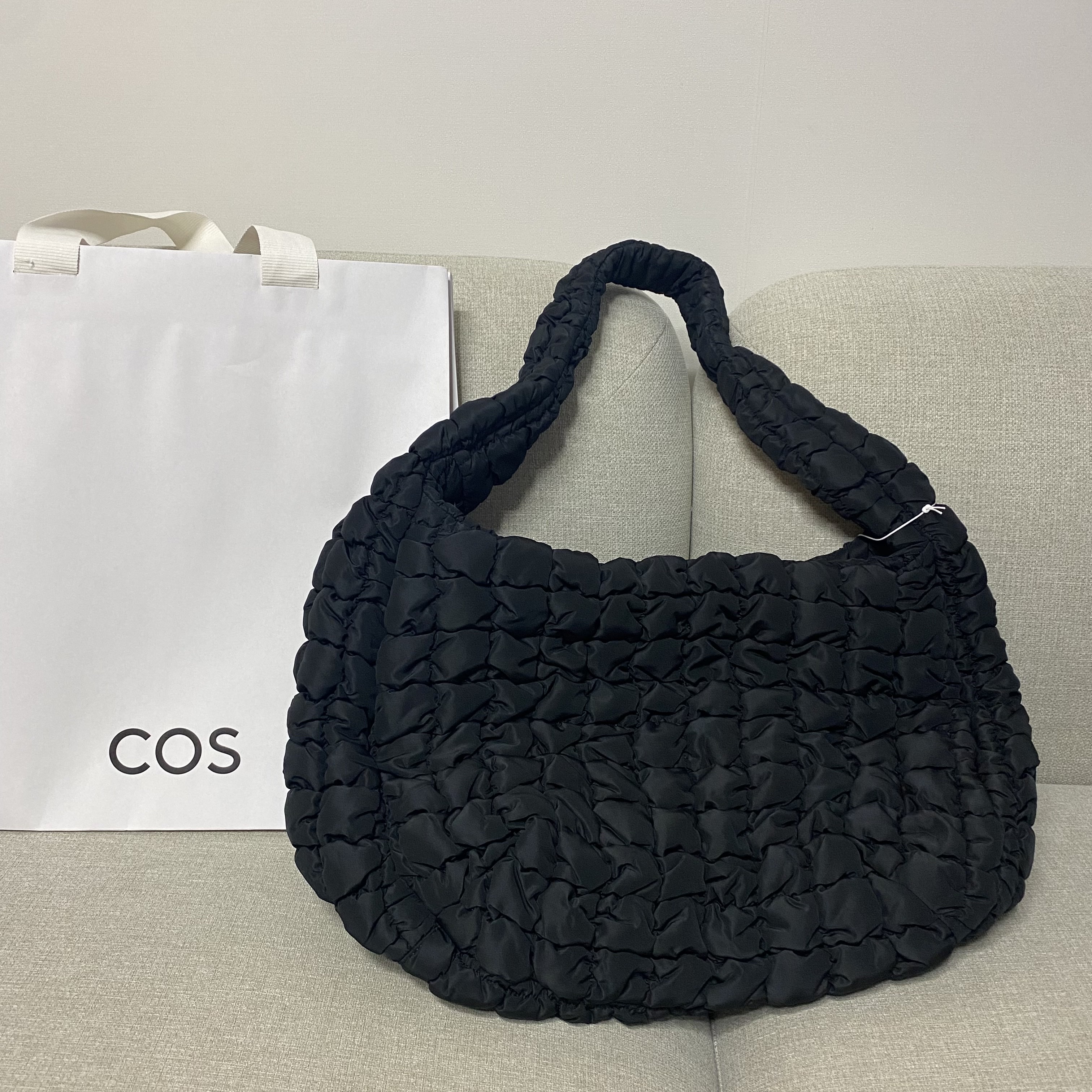 COS Quilted Oversized Shoulder Bag Black 착용 스타일