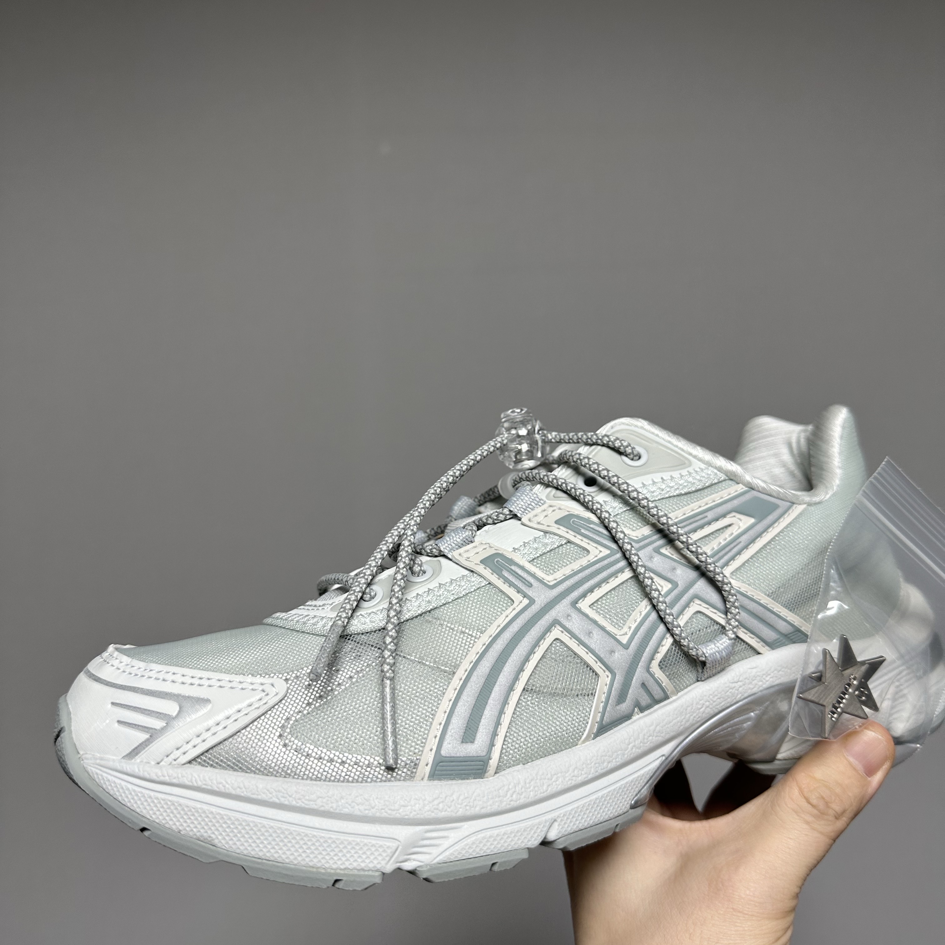 Asics x Atmos x Ojos Gel-1130 RE Glacier Grey Pure Silver 착용 스타일 - 1