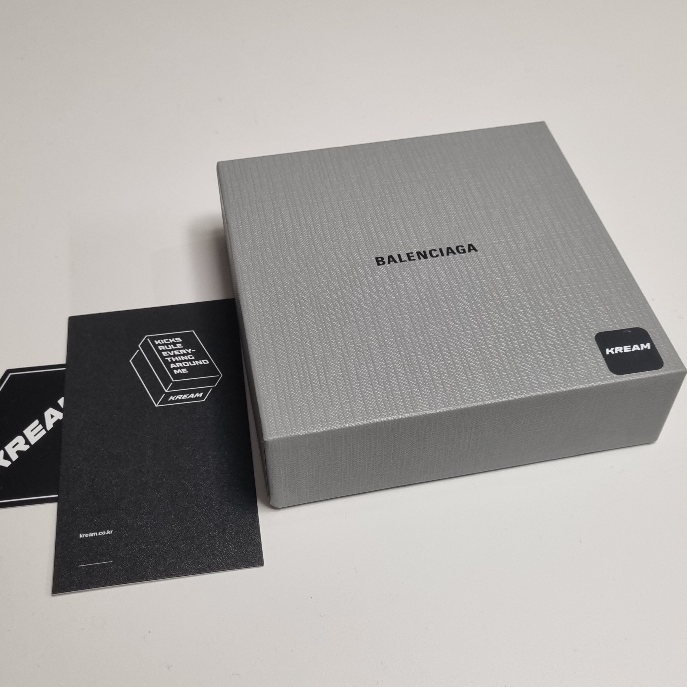 Balenciaga Cash Square Folded Wallet Black 착용 스타일 - 2