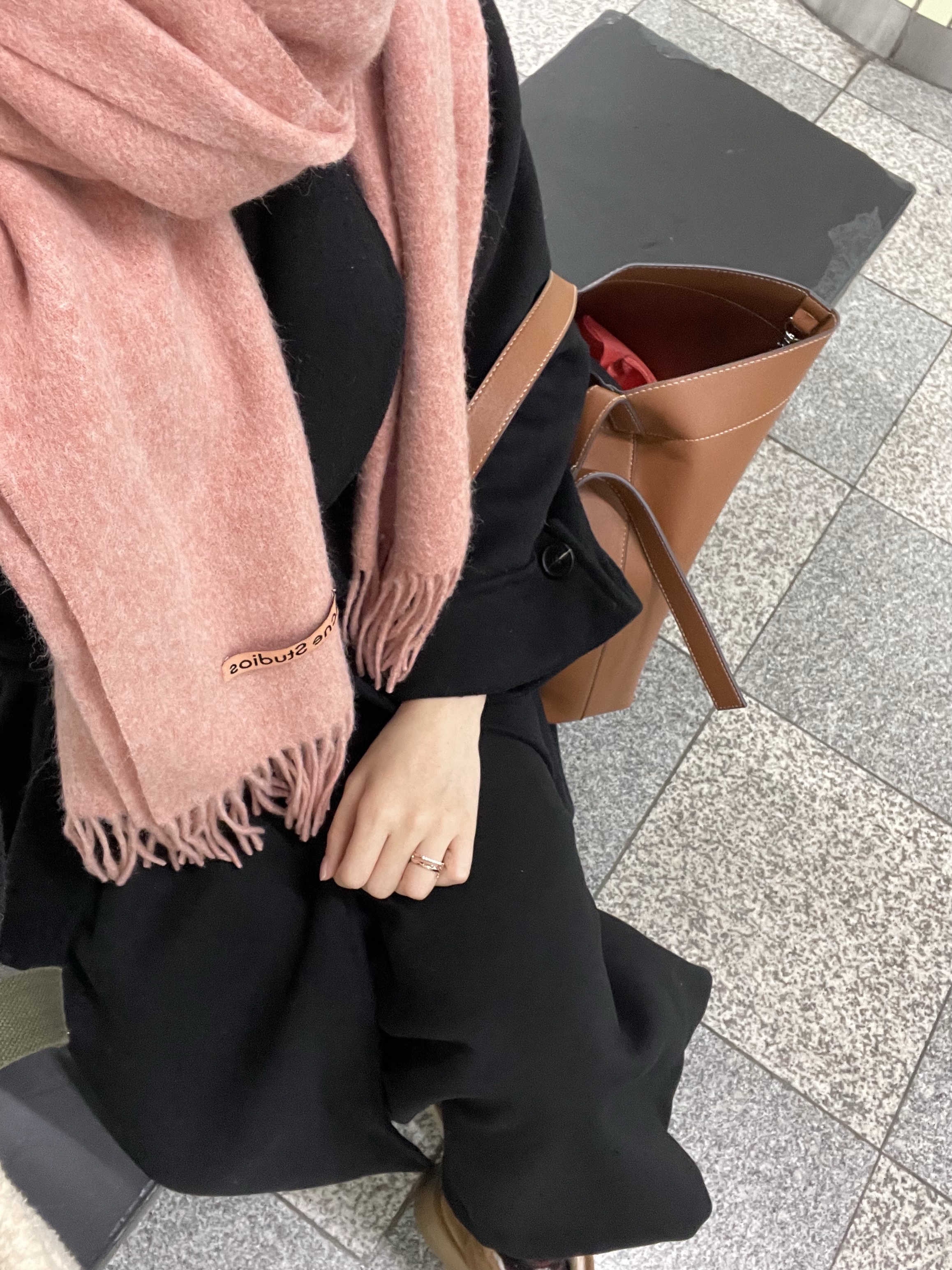 Acne Studios Narrow Wool Fringe Muffler Rose Melange, (W) UGG Classic Ultra Mini Platform Boots Chestnut 착용 스타일 - 2