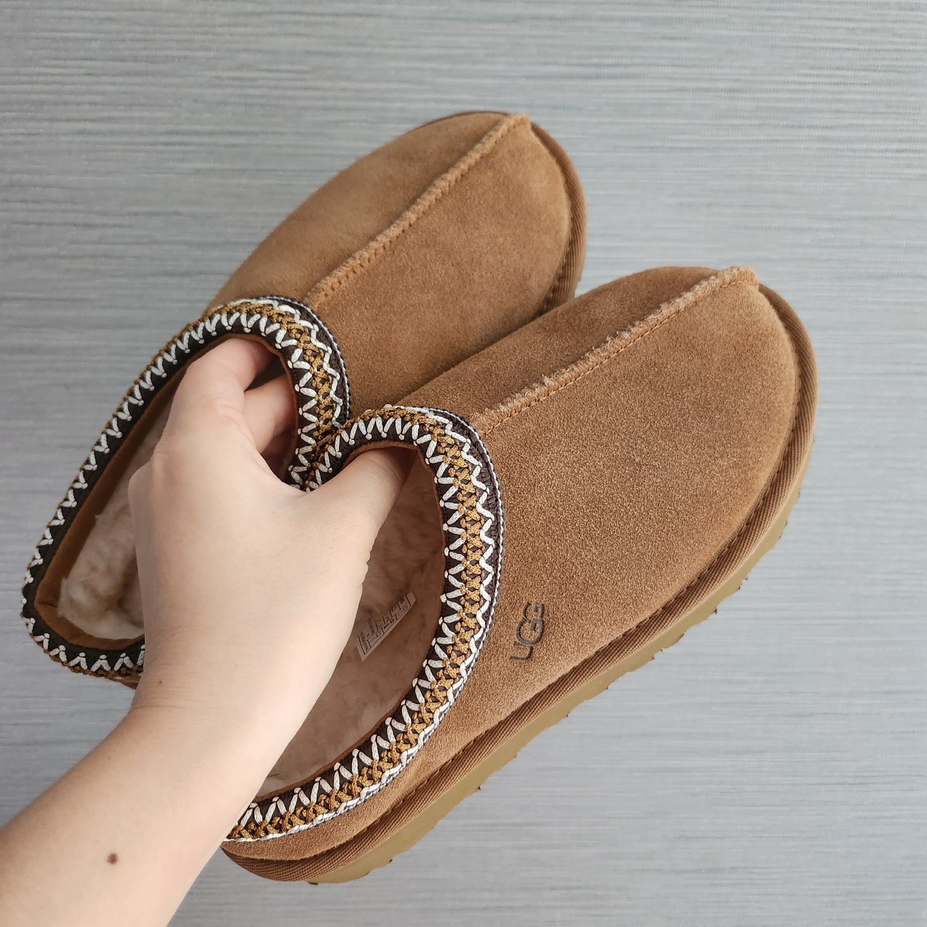 (W) UGG Tasman Slipper Chestnut 착용 스타일
