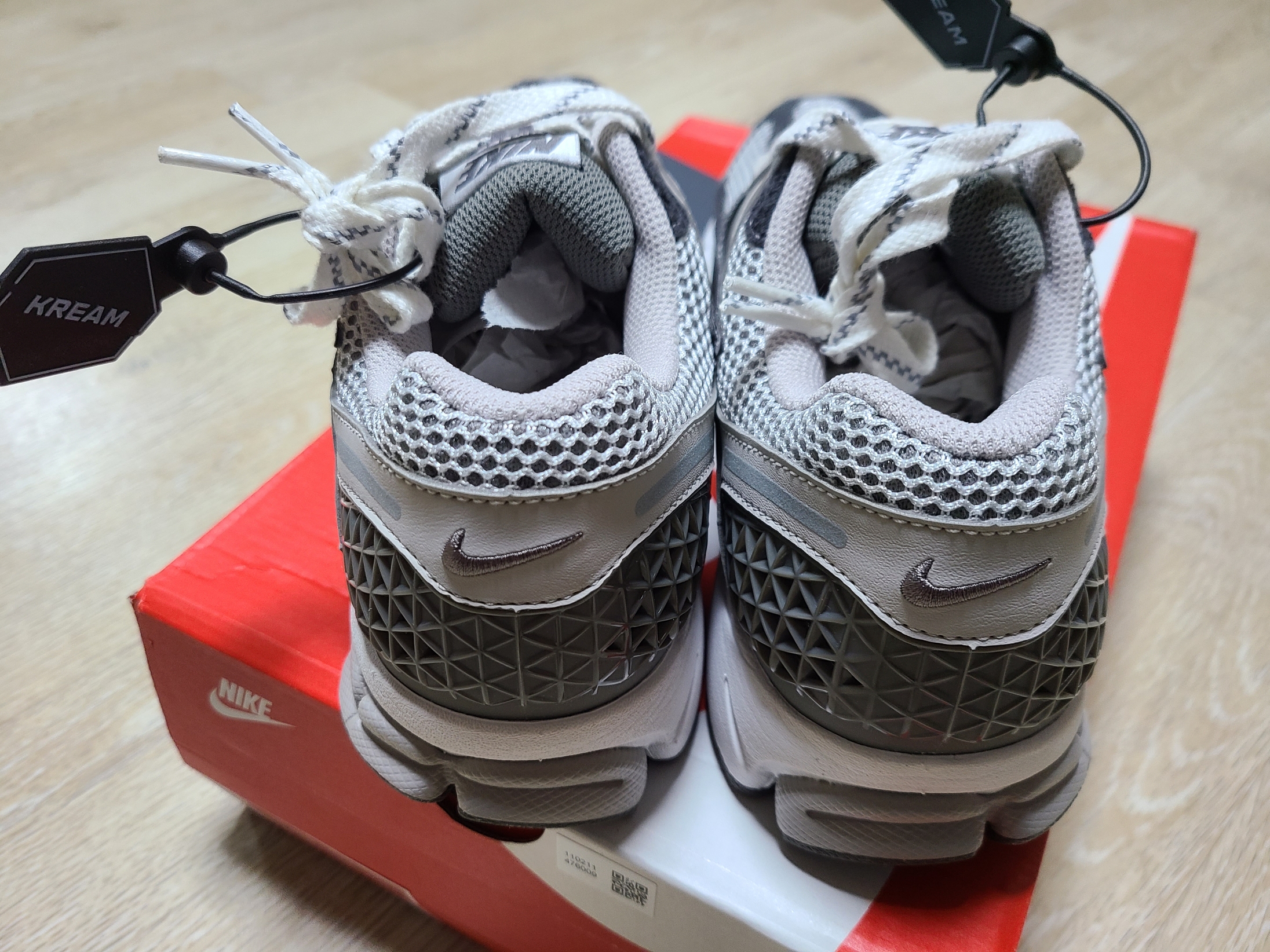 Nike Zoom Vomero 5 PRM Light Iron Ore and Flat Fewter 착용 스타일 - 1
