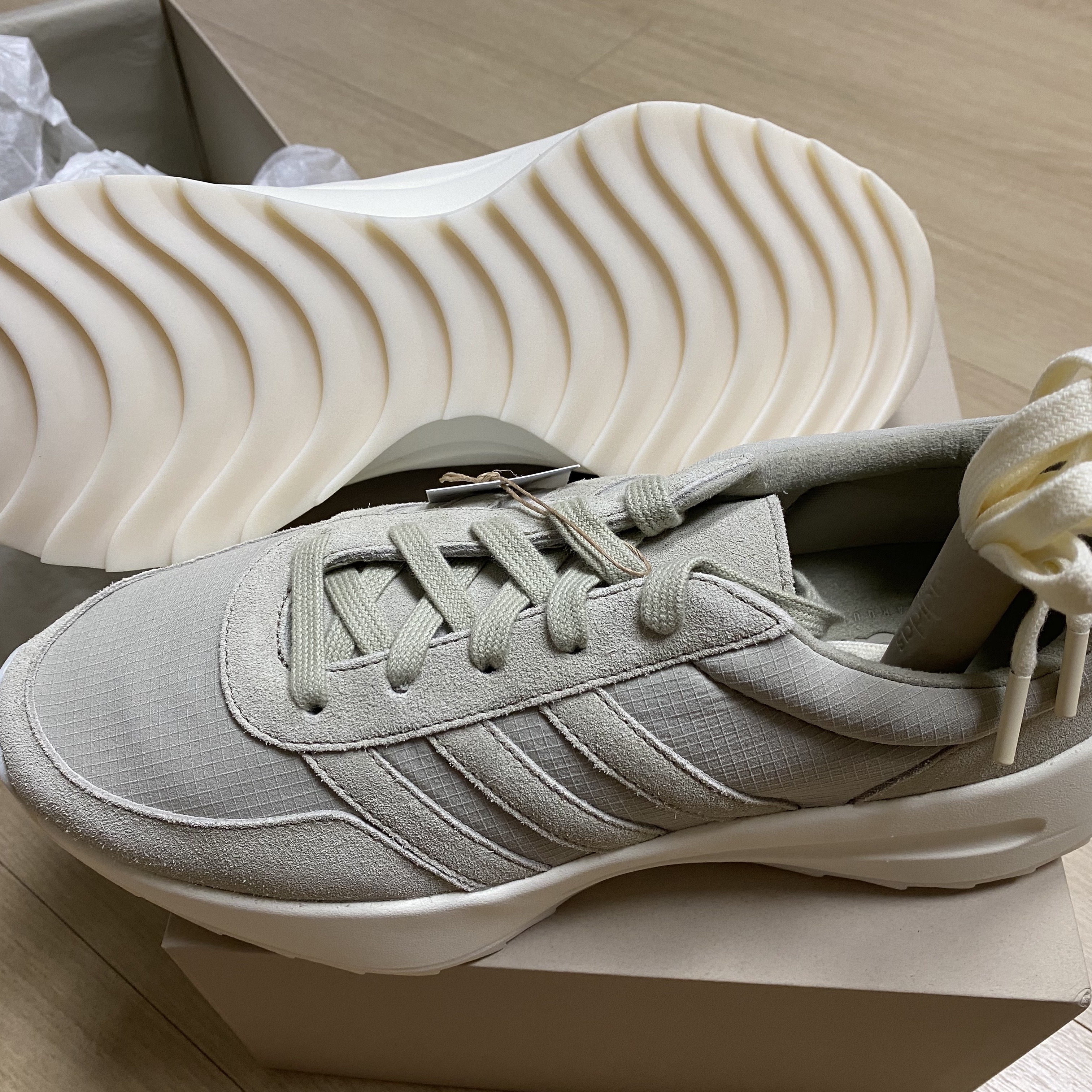 Adidas x Fear of God Athletics Los Angeles Runner Sesame Cloud White 착용 스타일 - 2