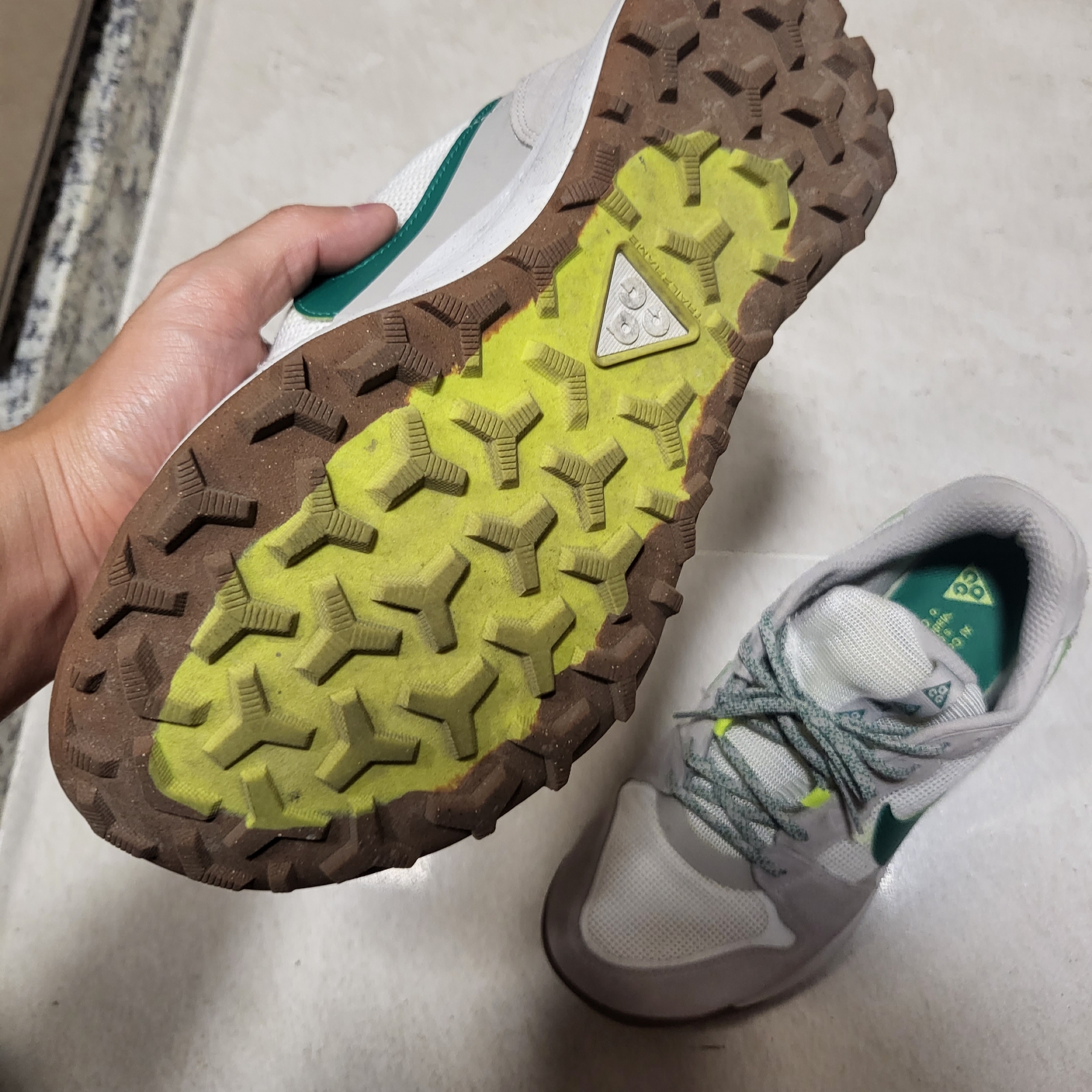 Nike ACG Lowcate Light Iron Ore 착용 스타일
