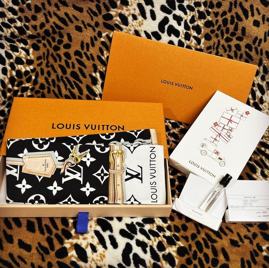 (W) Louis Vuitton Monogram Confidential Bandeau Black 착용 스타일 - 3
