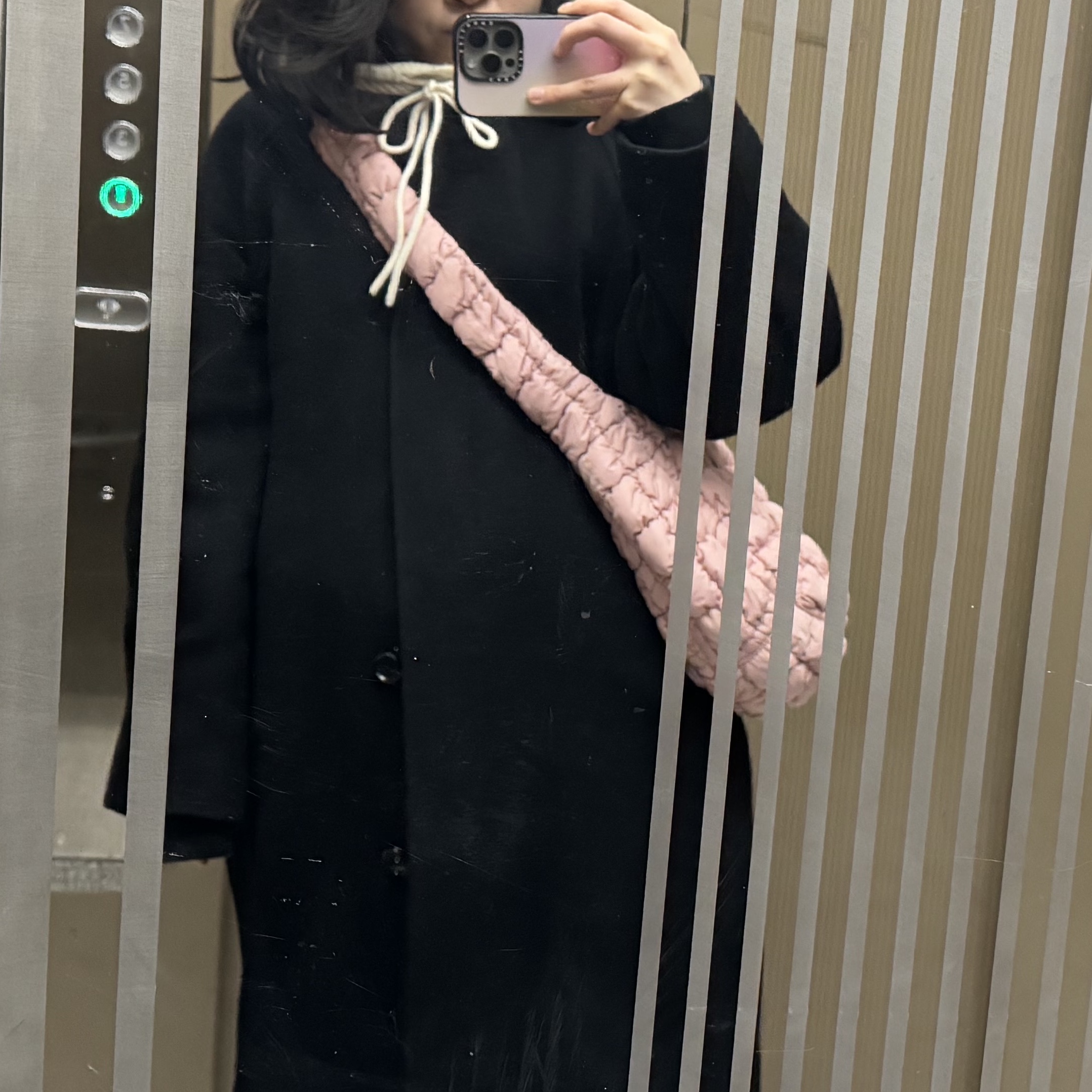 COS Quilted Messenger Bag Pink 착용 스타일