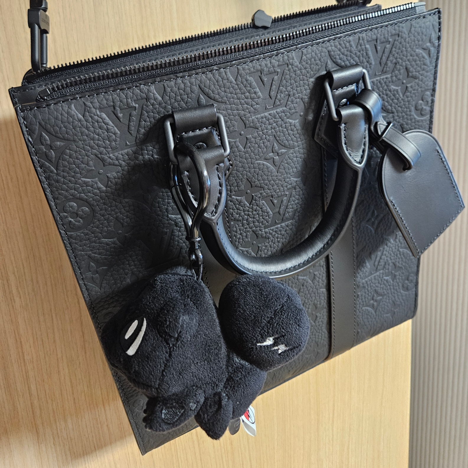 Louis Vuitton Sac Plat Cross Monogram Eclipse, Fragment x Pokemon INN Thunderbolt Project TBP Mascot Key Ring Fushigidane Black 착용 스타일