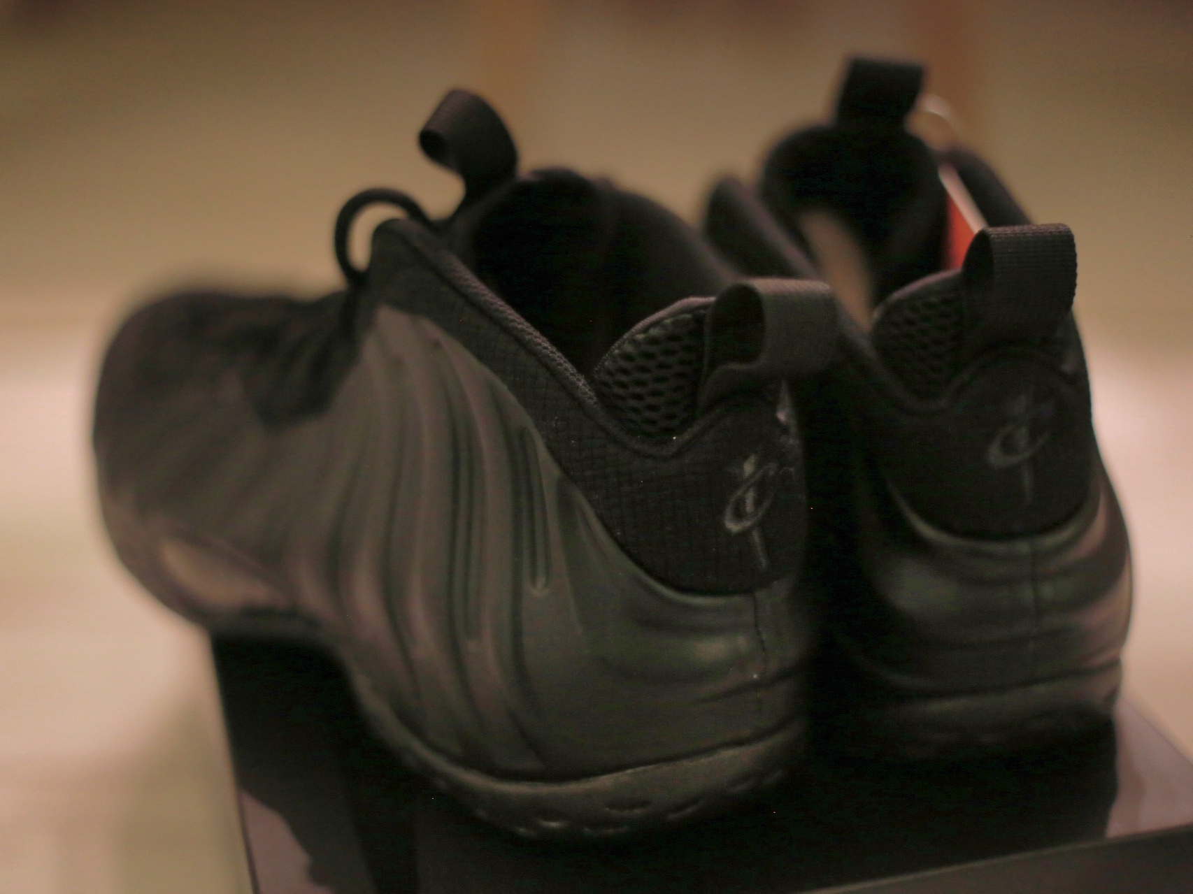 Nike Air Foamposite One Black Anthracite 착용 스타일 - 3