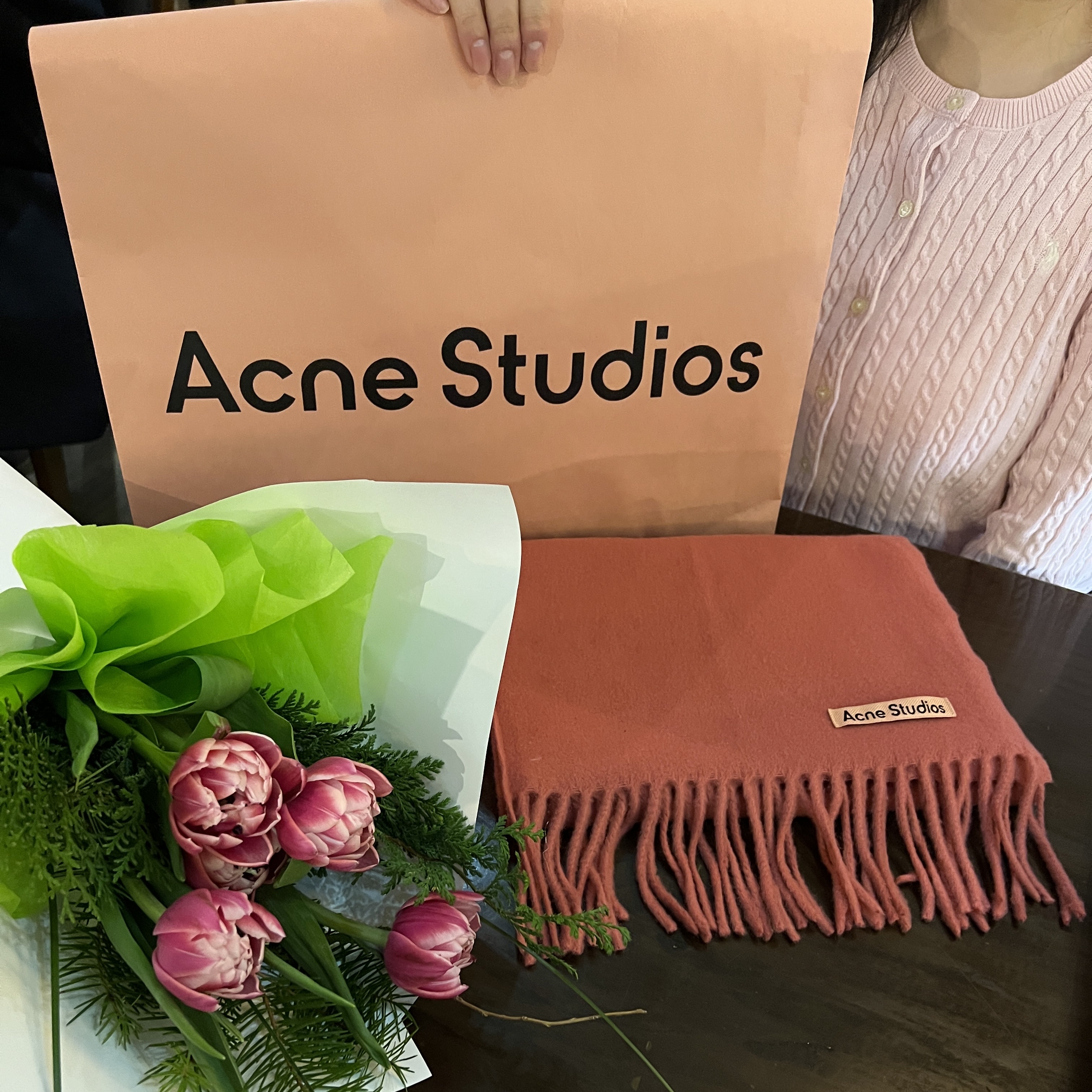 Acne Studios Wool Fringe Muffler Mineral Red 착용 스타일 - 2