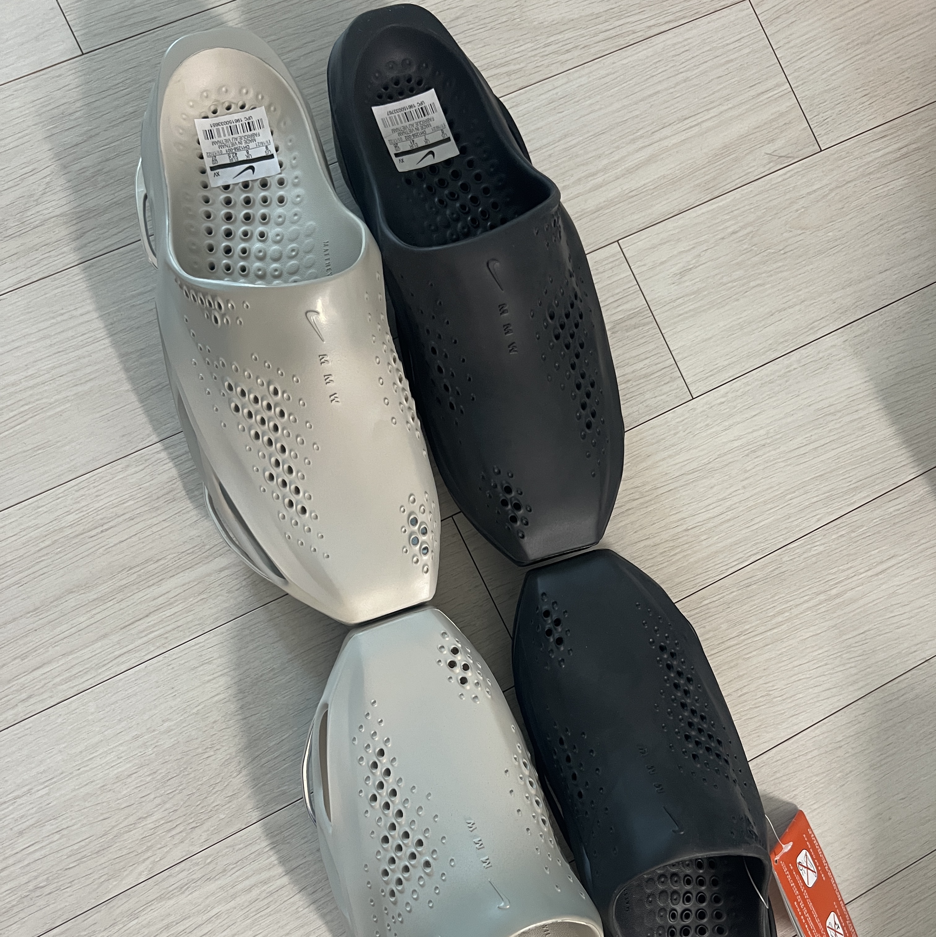 Nike x Matthew M Williams 005 Slide Black, Nike x Matthew M Williams 005 Slide Light Bone and Chrome 착용 스타일 - 2