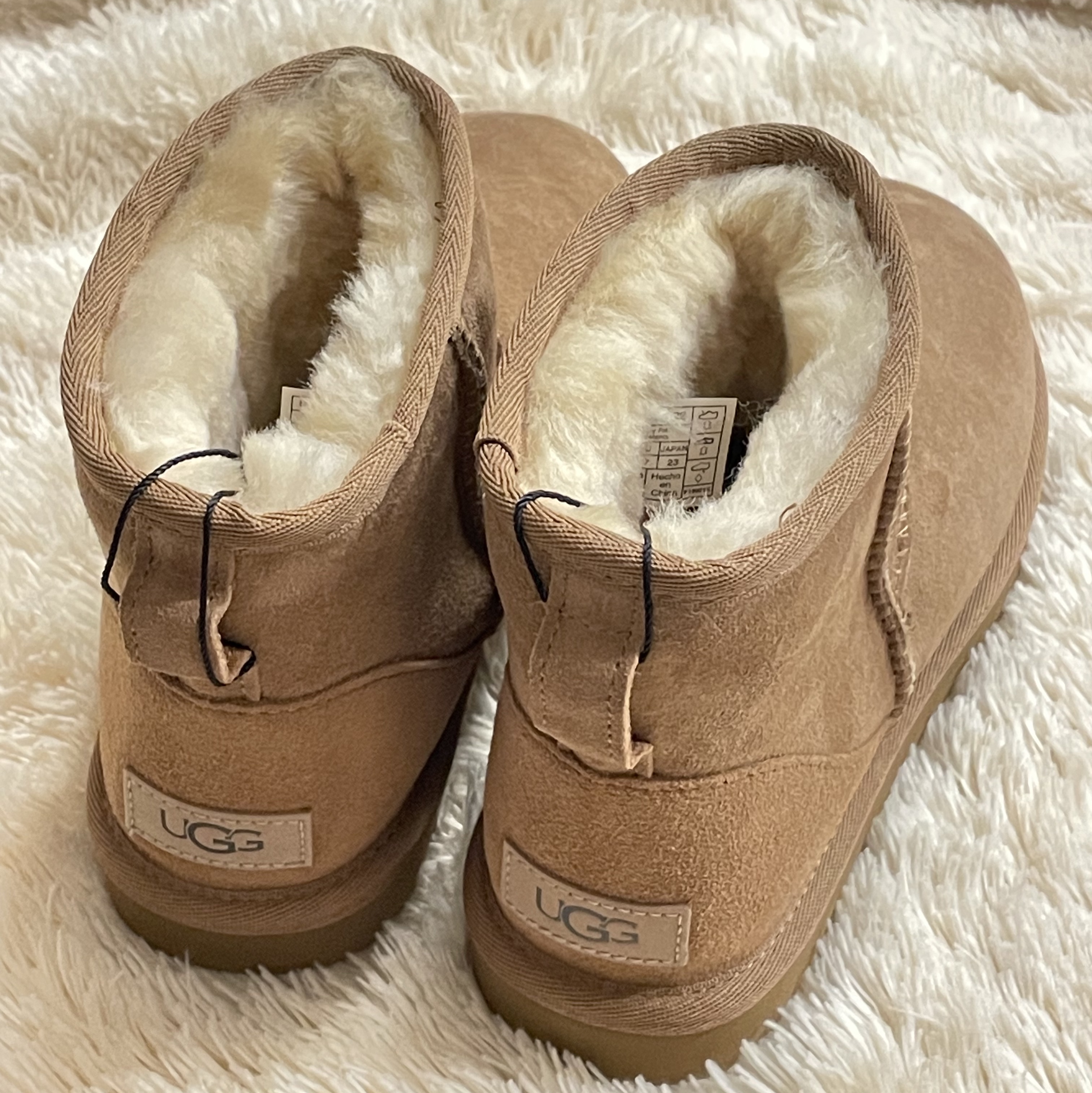 (W) UGG Classic Mini II Boots Chestnut, (W) A.P.C. Skye Sweatshirt Navy Blue 착용 스타일 - 1