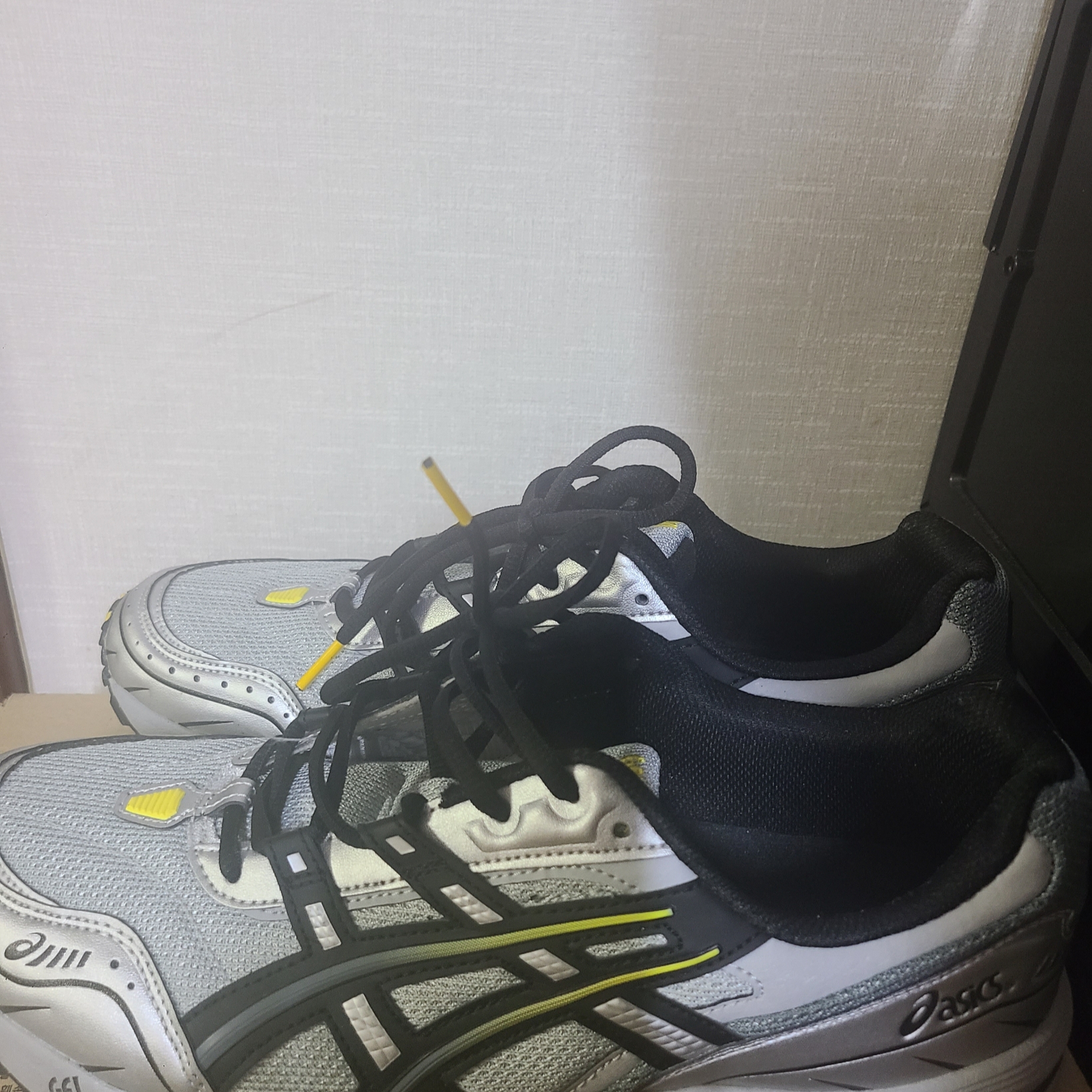 Asics Gel-1090 Mid Grey Black 착용 스타일