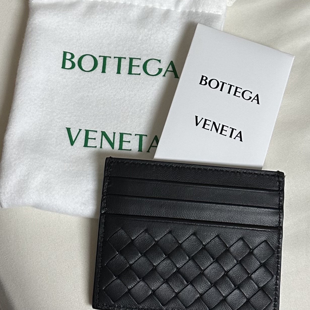 Bottega Veneta Credit Card Case Black 착용 스타일