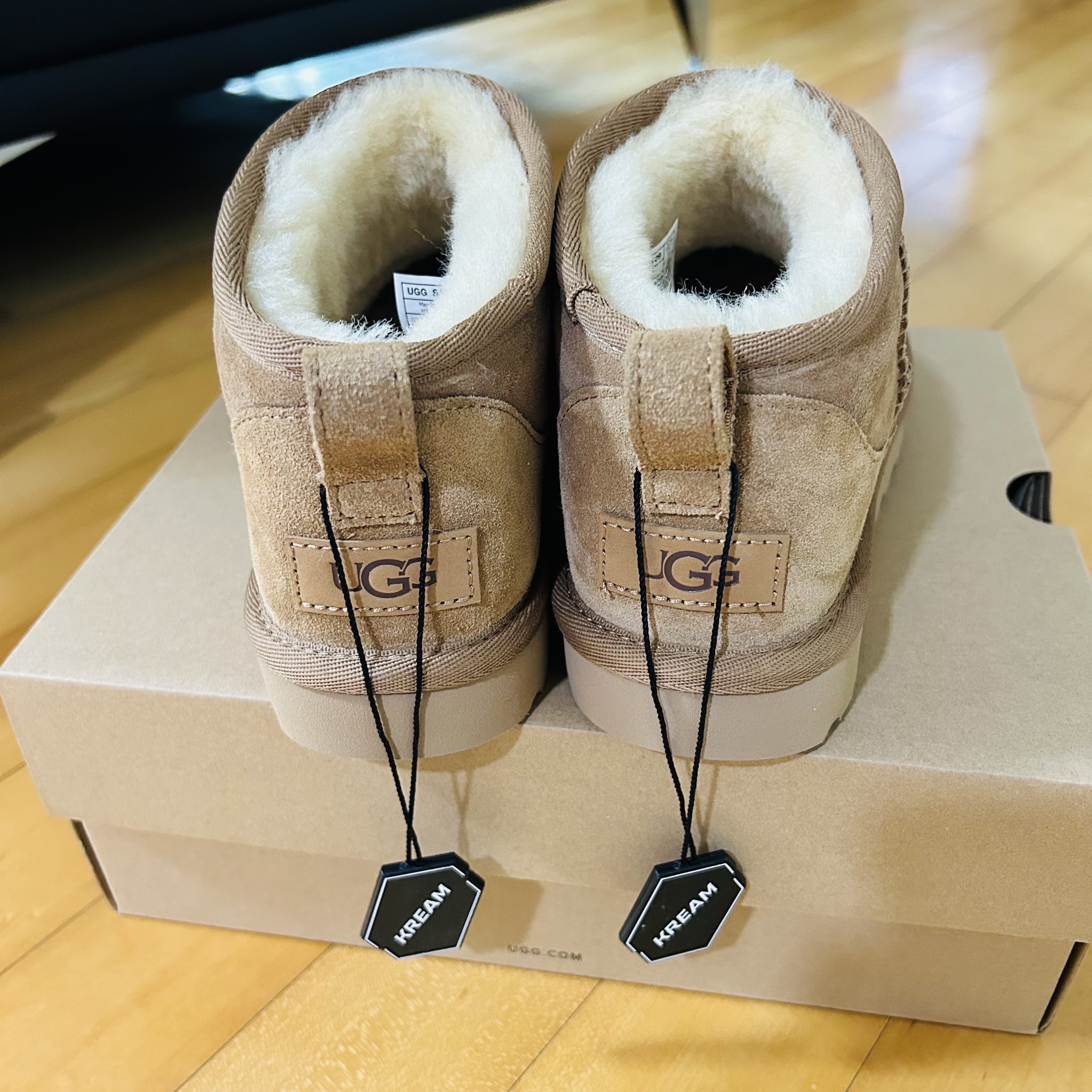 (W) UGG Classic Ultra Mini Boots Chestnut 착용 스타일 - 6
