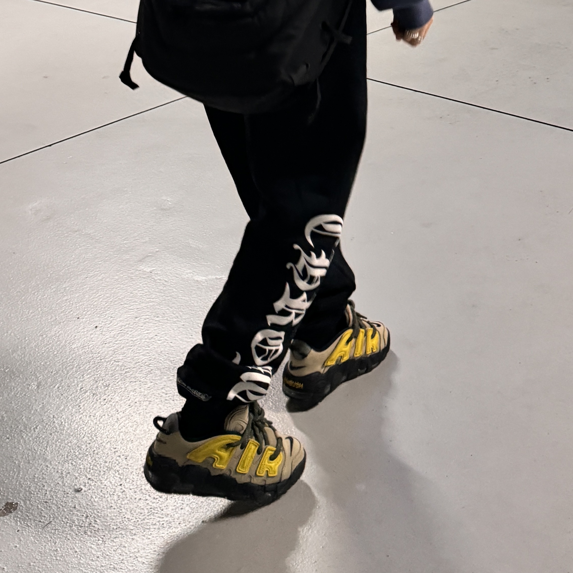 Nike x Ambush Air More Uptempo Low Vivid Sulfur and Limestone 착용 스타일 - 2