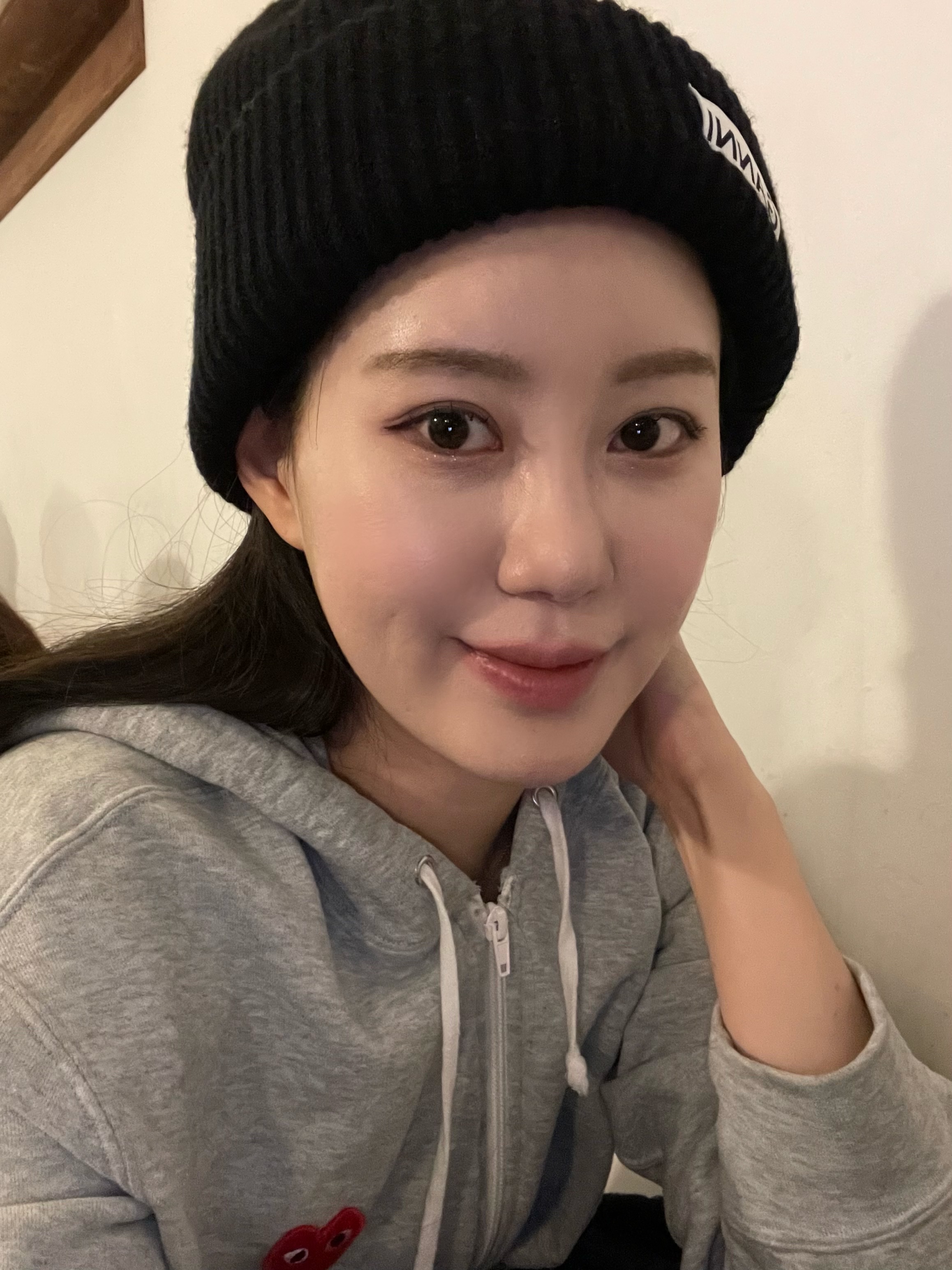 Ganni Wool Beanie Black, (W) UGG Classic Ultra Mini Platform Boots Chestnut 착용 스타일 - 3