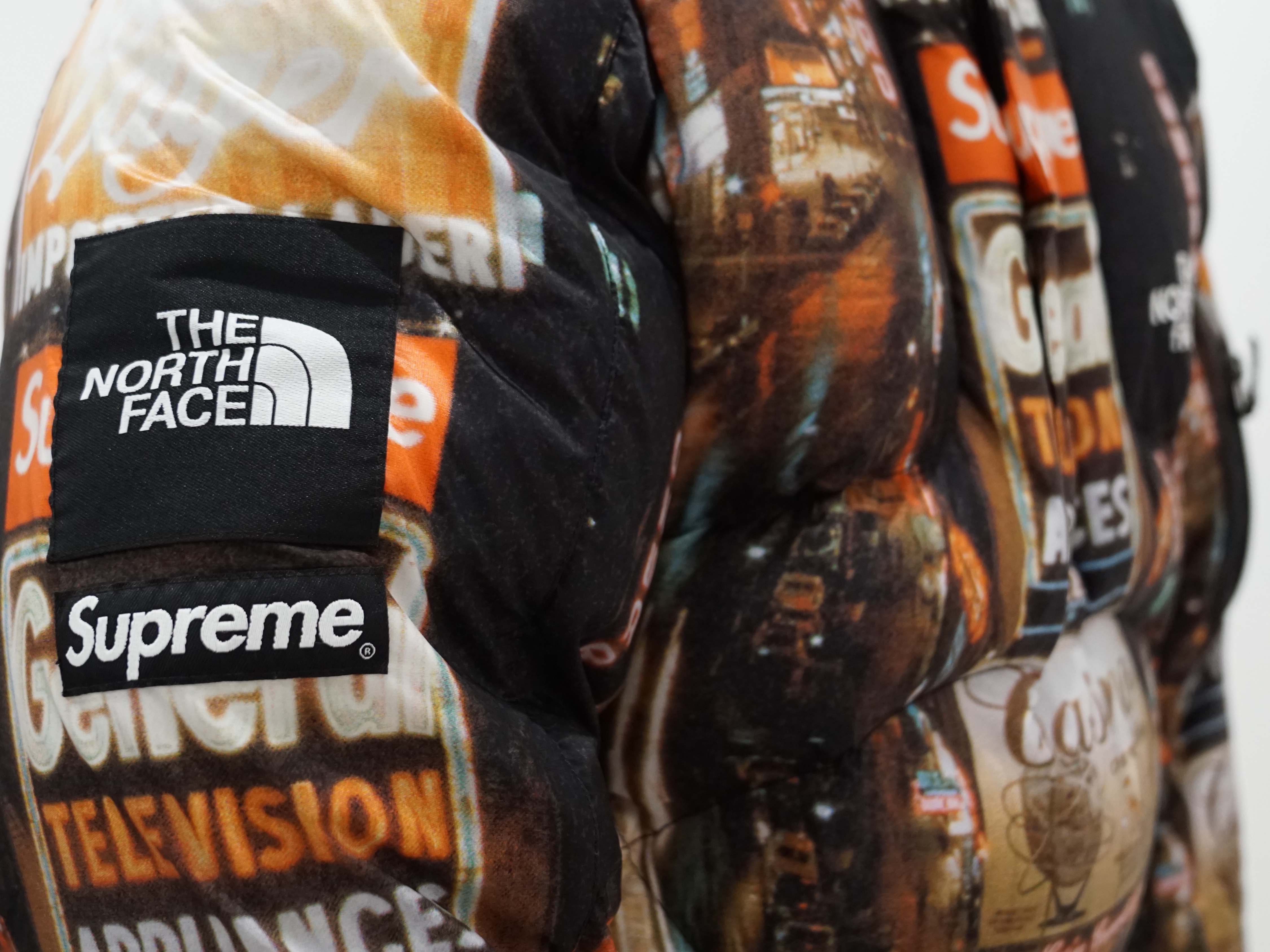 Supreme x The North Face 800-Fill Half Zip Hooded Pullover Times Square - 22FW 착용 스타일 - 3