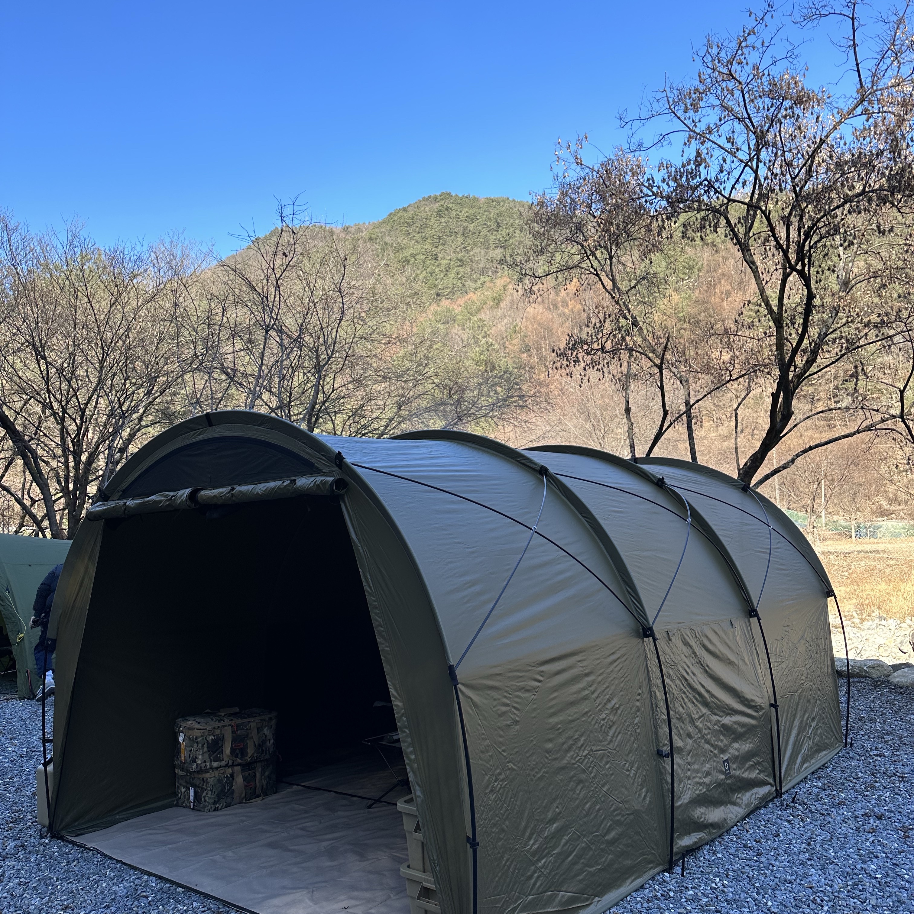 Helinox Tactical Field Tunnel 4.35 Coyote Tan 착용 스타일 - 2