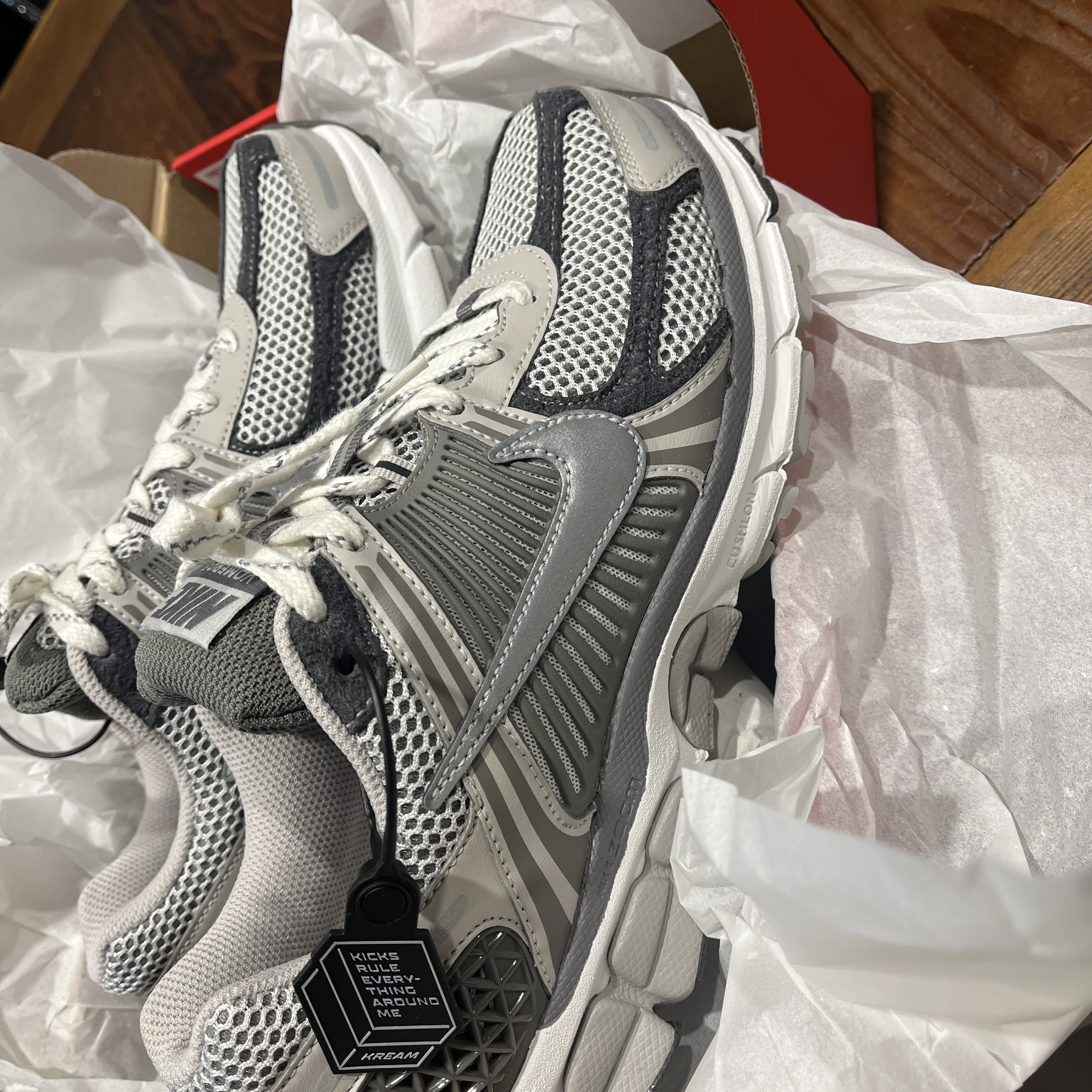 Nike Zoom Vomero 5 PRM Light Iron Ore and Flat Fewter 착용 스타일