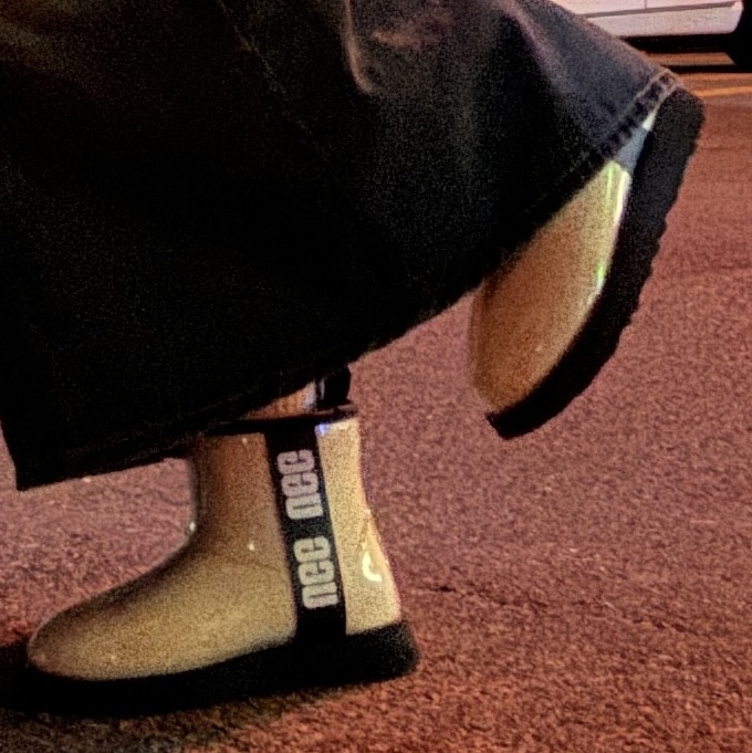(W) UGG Classic Clear Mini Boots Natural Black 착용 스타일