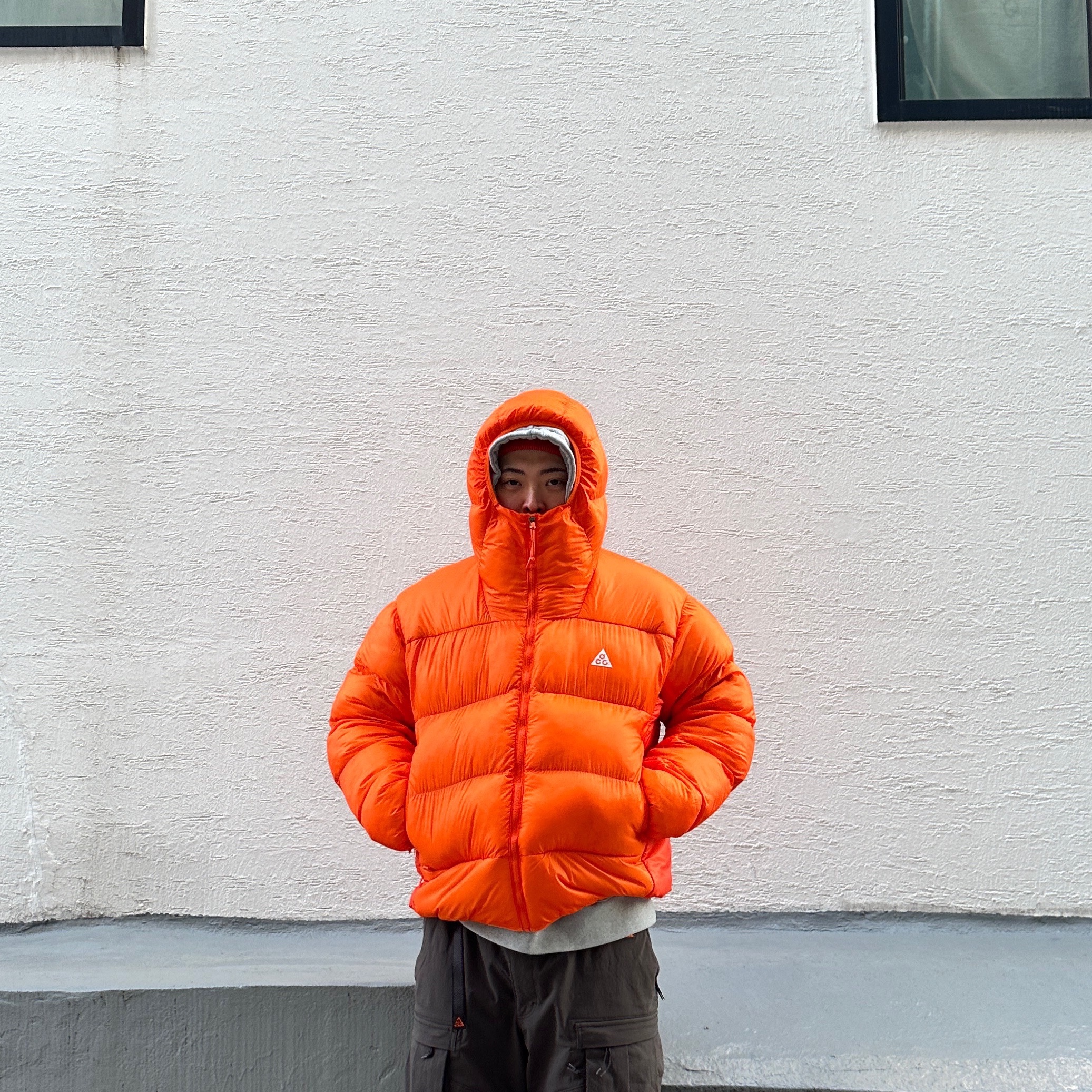 Nike ACG Therma-Fit ADV Lunar Lake Puffer Jacket Safety Orange - Asia, Nike ACG Smith Summit Cargo Pants Velvet Brown - Asia 착용 스타일 - 3