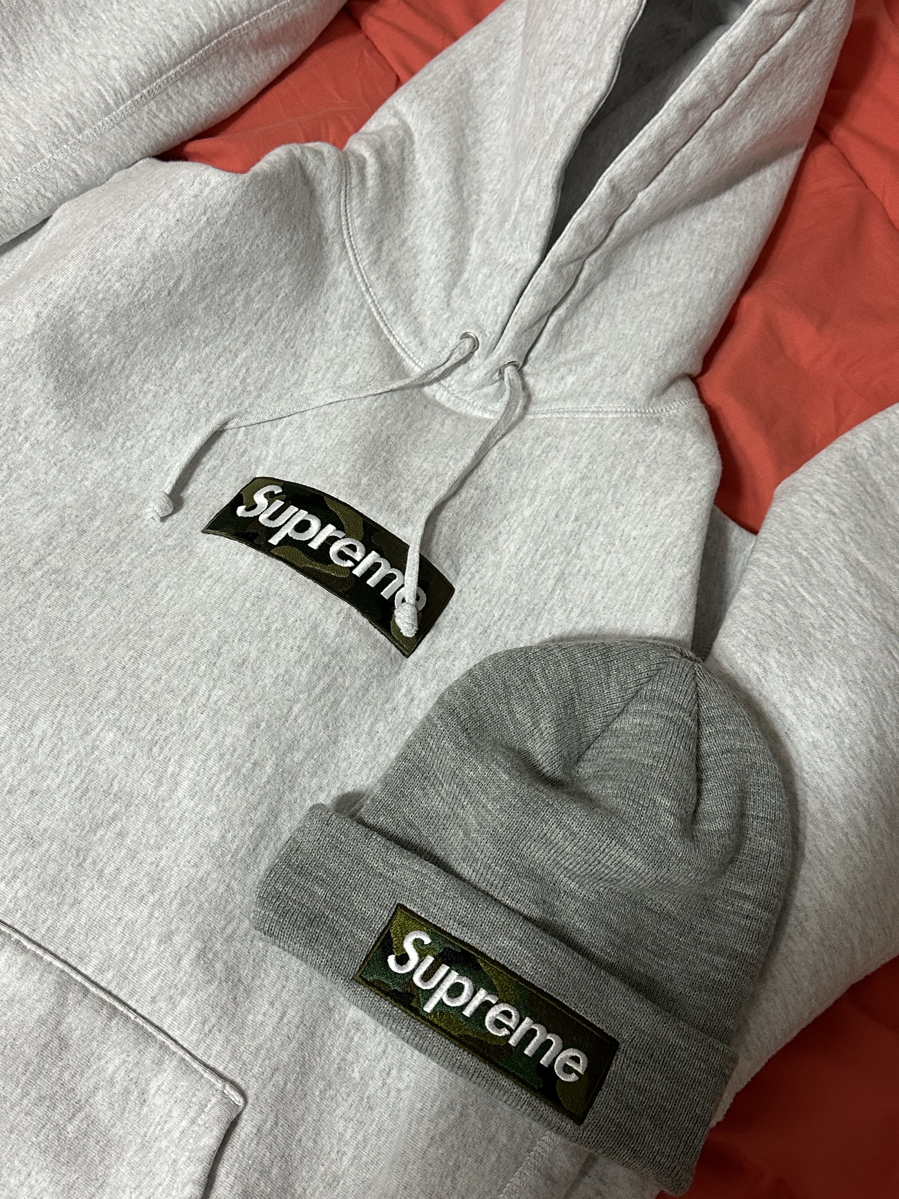 Supreme Box Logo Hooded Sweatshirt Ash Grey - 23FW, Supreme New Era Box Logo Beanie Heather Grey - 23FW 착용 스타일 - 3