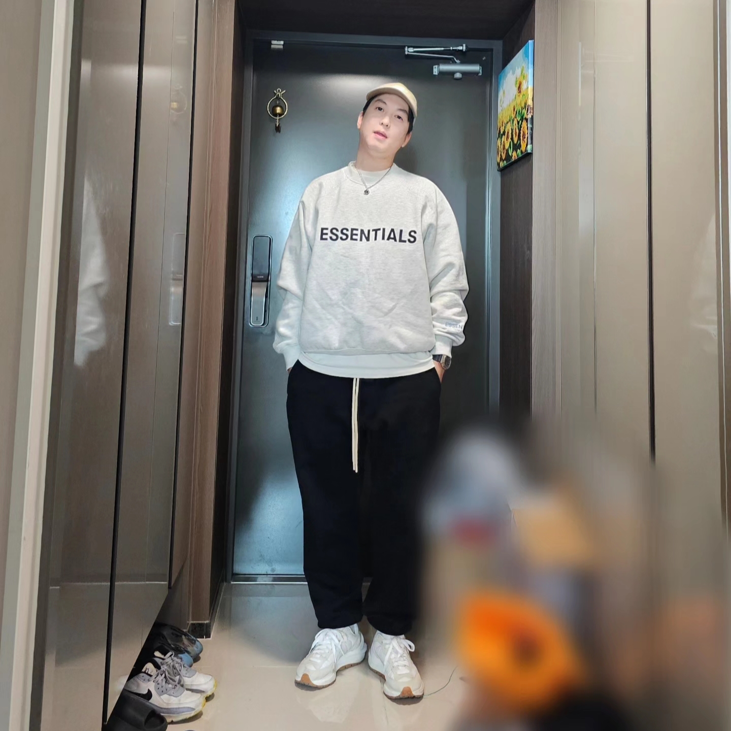 Essentials 3D Silicon Applique Crewneck Oatmeal/Oatmeal Heather/Light Heather Oatmeal 2020, Essentials Sweatpants Jet Black - 23FW 착용 스타일 - 1