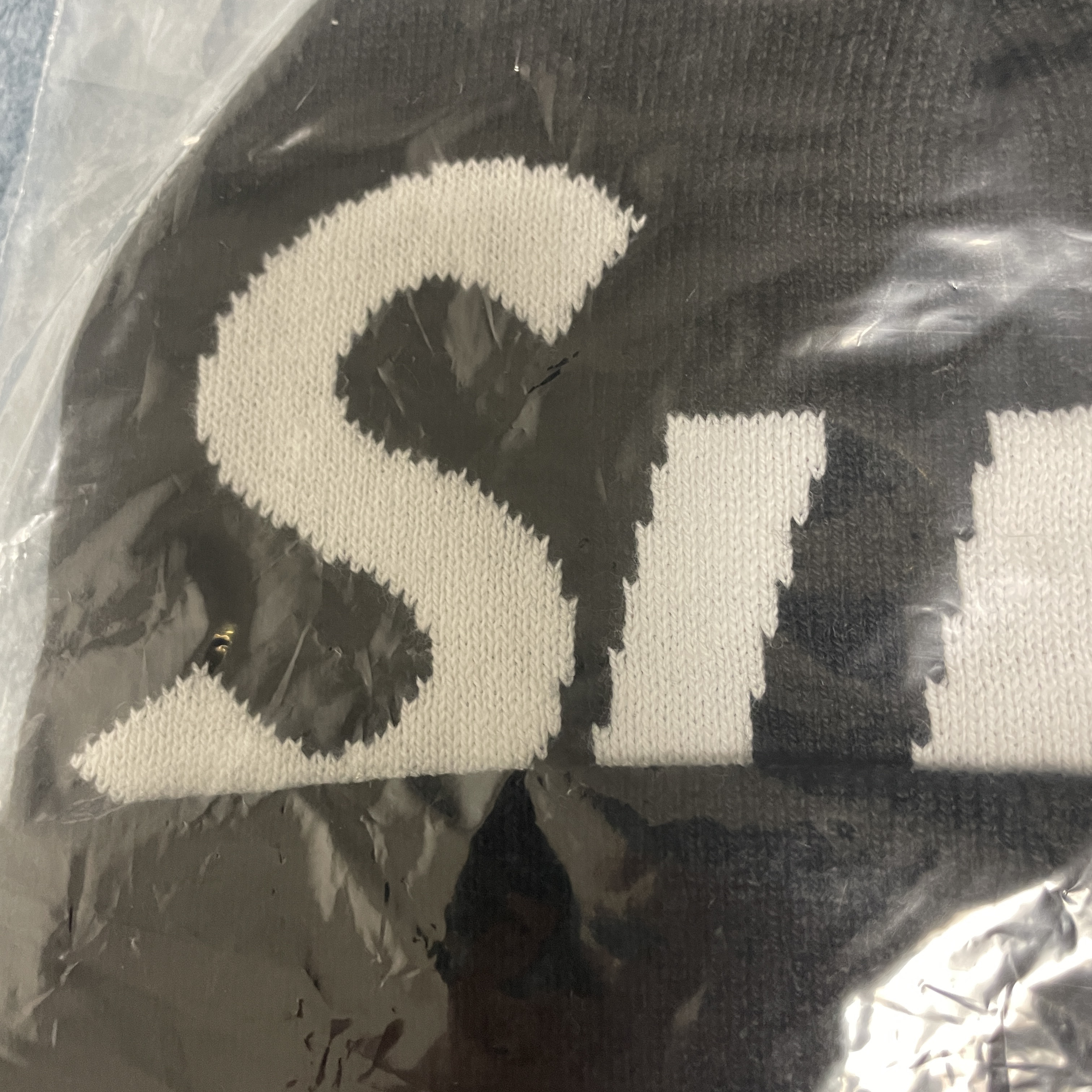 Supreme Big Logo Beanie Black 착용 스타일