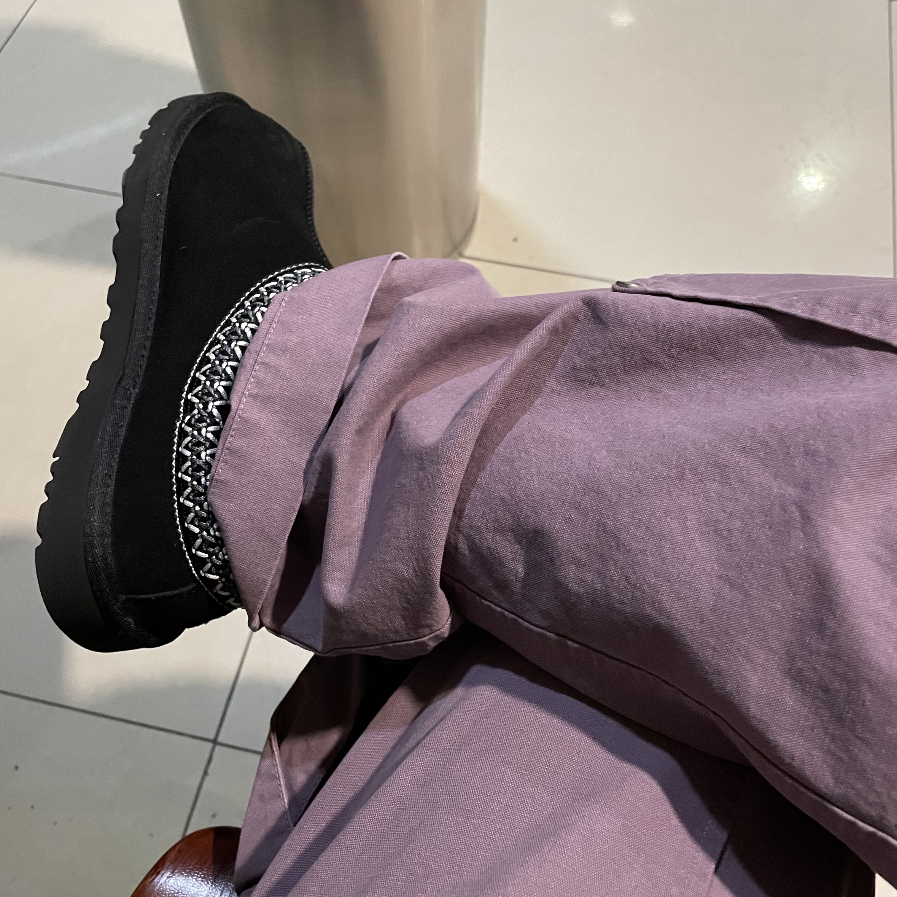 UGG Tasman Black 착용 스타일